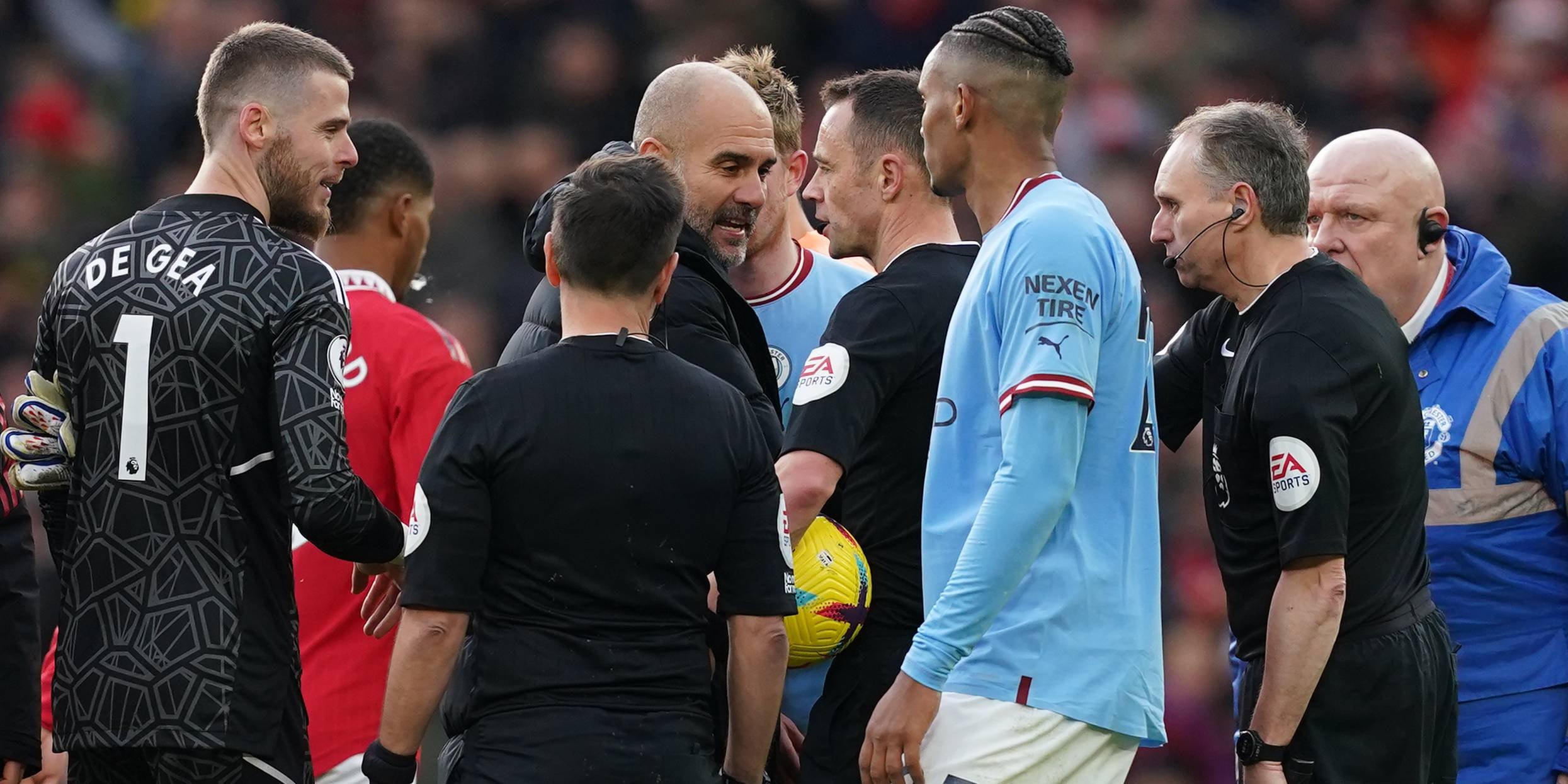 Guardiola, protestant a l'àrbitre després del derbi de Manchester | Europa Press