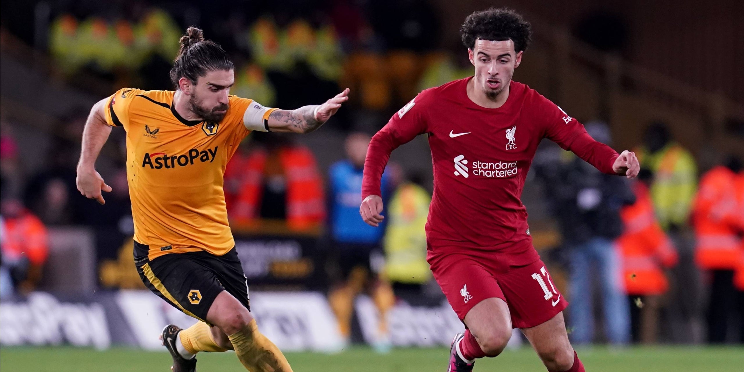 Rubén Neves i Curtis Jones, durant un partit de FA Cup | Europa Press