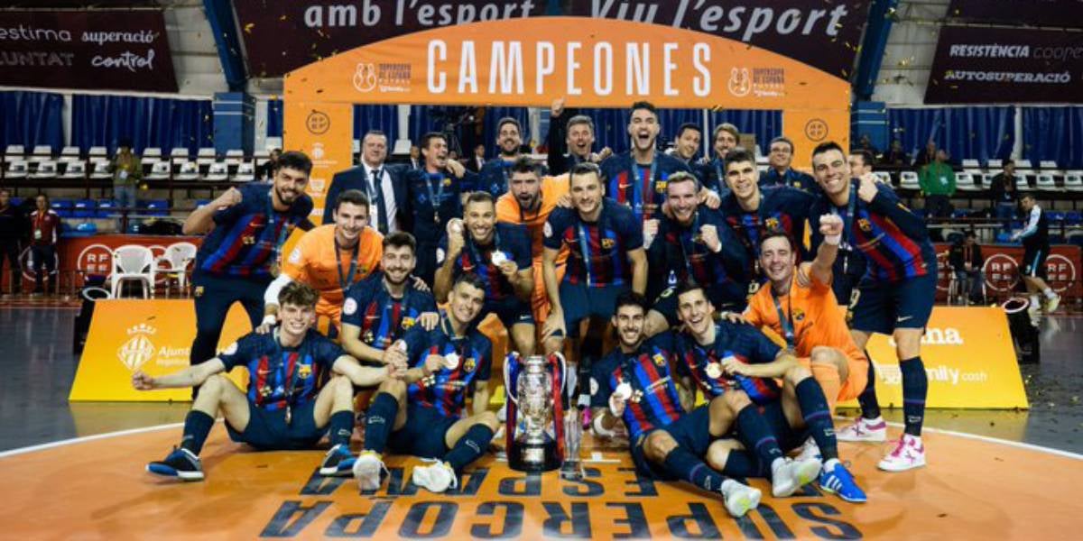 Jugadors del Barça de futbol sala celebrant la Supercopa | FC Barcelona
