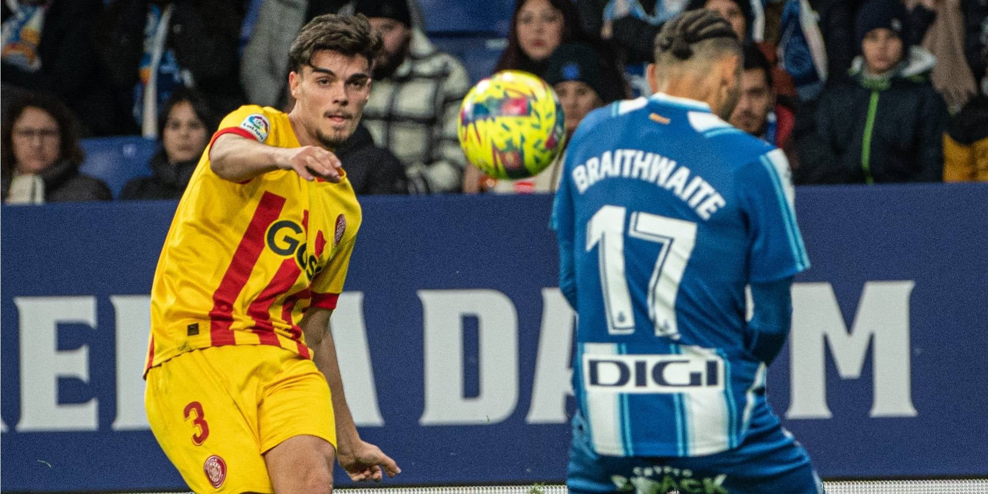 Miguel Gutiérrez, centrant davant Martin Braithwaite a l'Espanyol-Girona | @gironafc