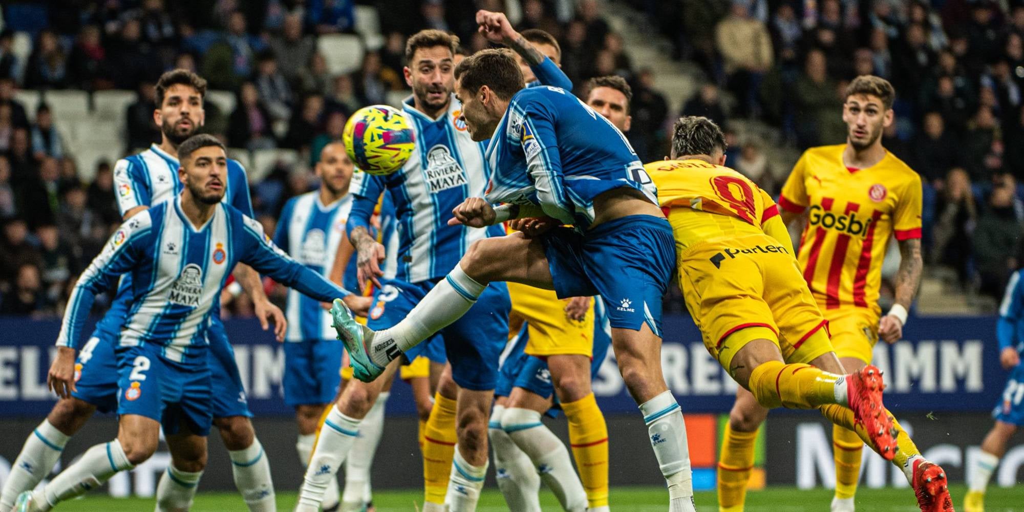 El Taty Castellanos remata davant els jugadors de l'Espanyol | @gironafc