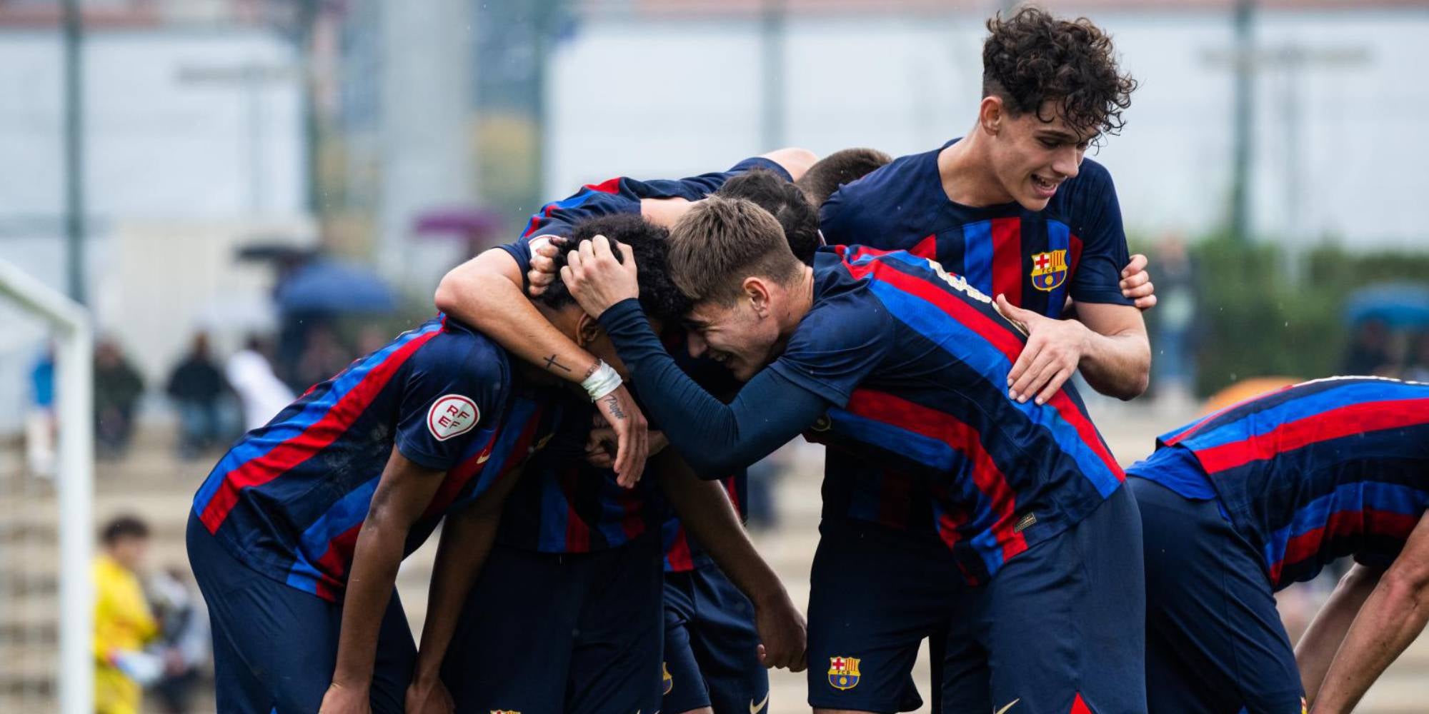 El Juvenil A del Barça, fent una pinya | @FCBMasia