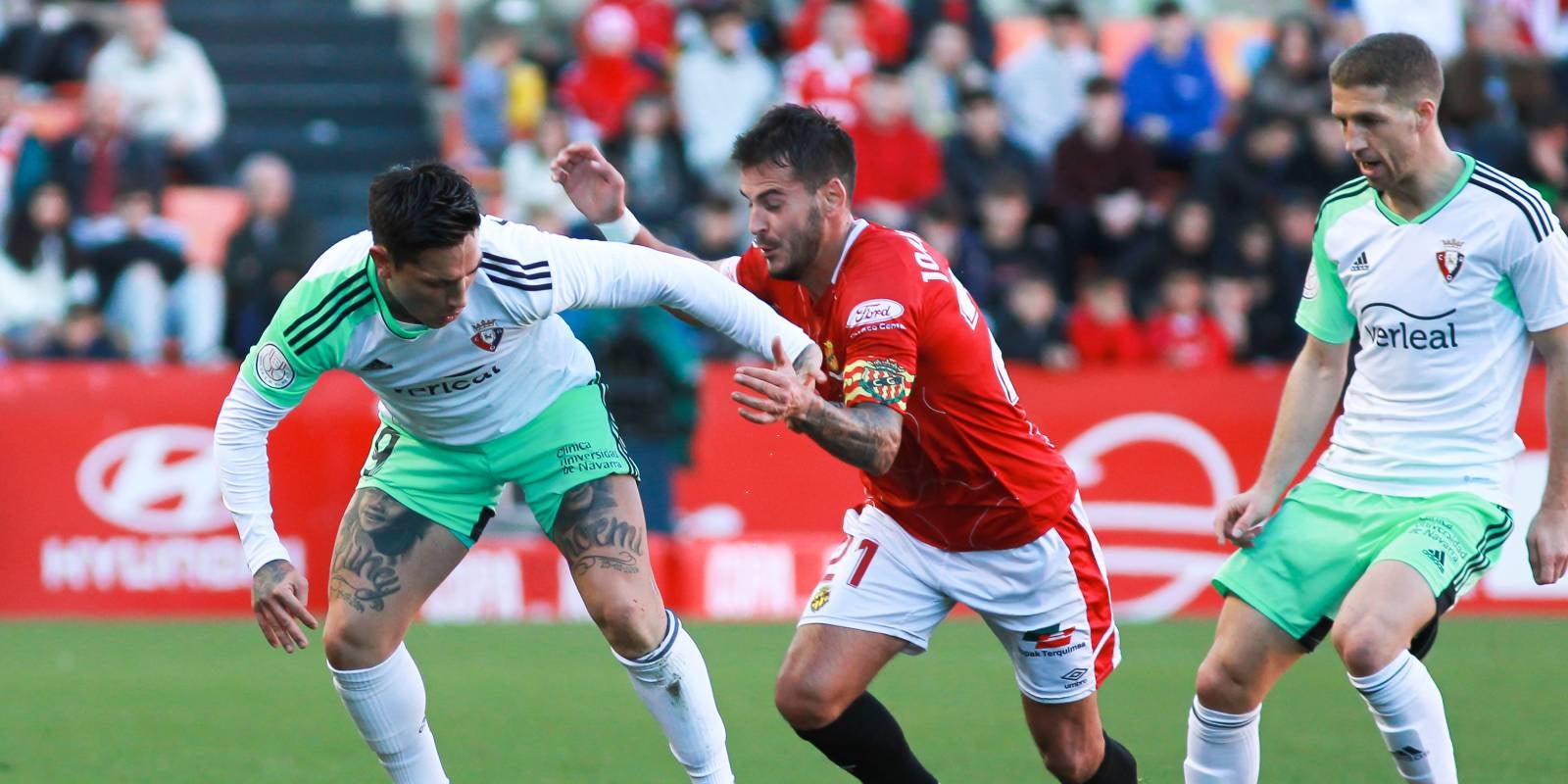 Joan Oriol, del Nàstic, lluita una pilota amb el Chimy Ávila, de l'Osasuna, durant el partit de setzens de final de la Copa del Rei disputat a Tarragona | Osasuna