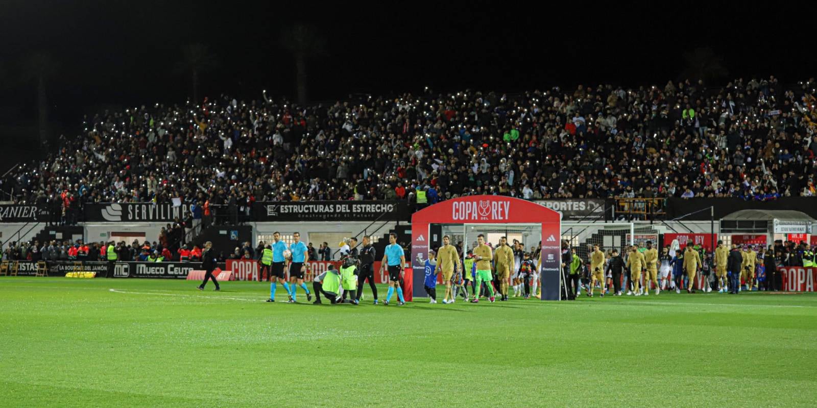 Escena d'entrada prèvia al partit de Copa entre el Ceuta i el Barça a l'Estadio Alfonso Murube | AD Ceuta