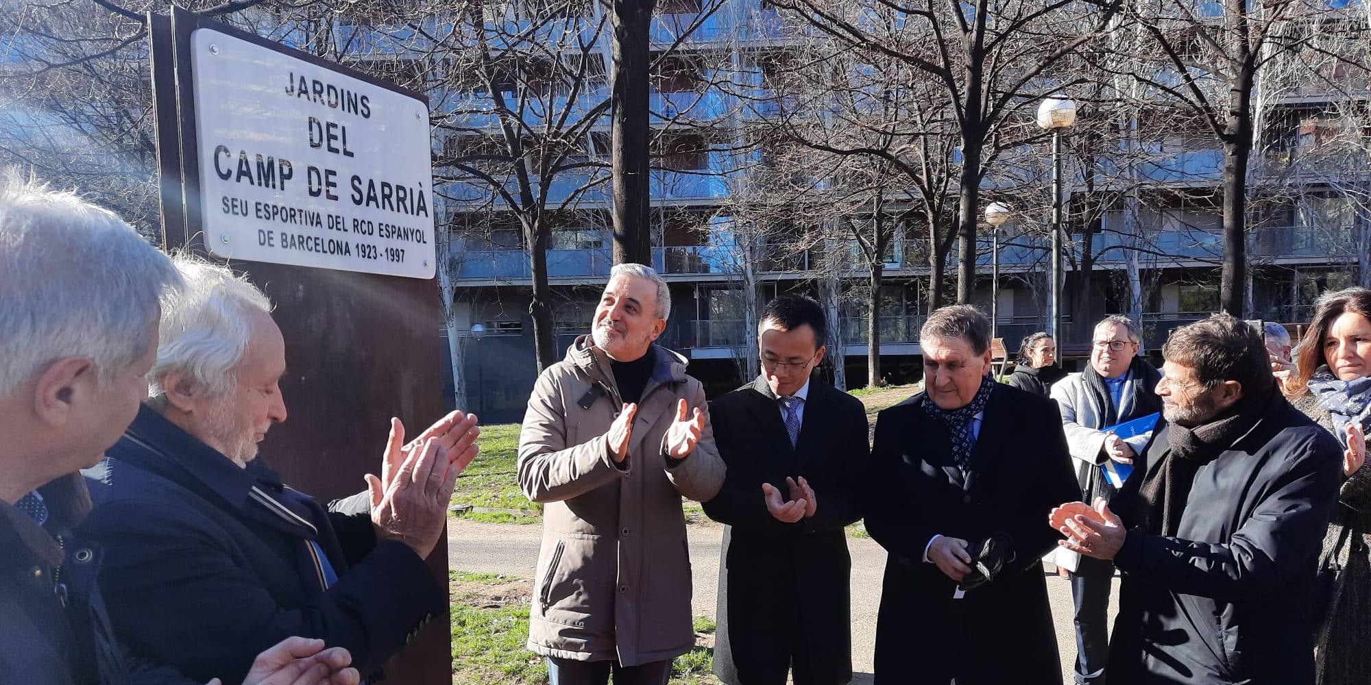 Membres de l'ajuntament i de l'Espanyol, en el moment de l'inauguració del monolit als Jardins de Sarrià | @Albert_Batlle_B