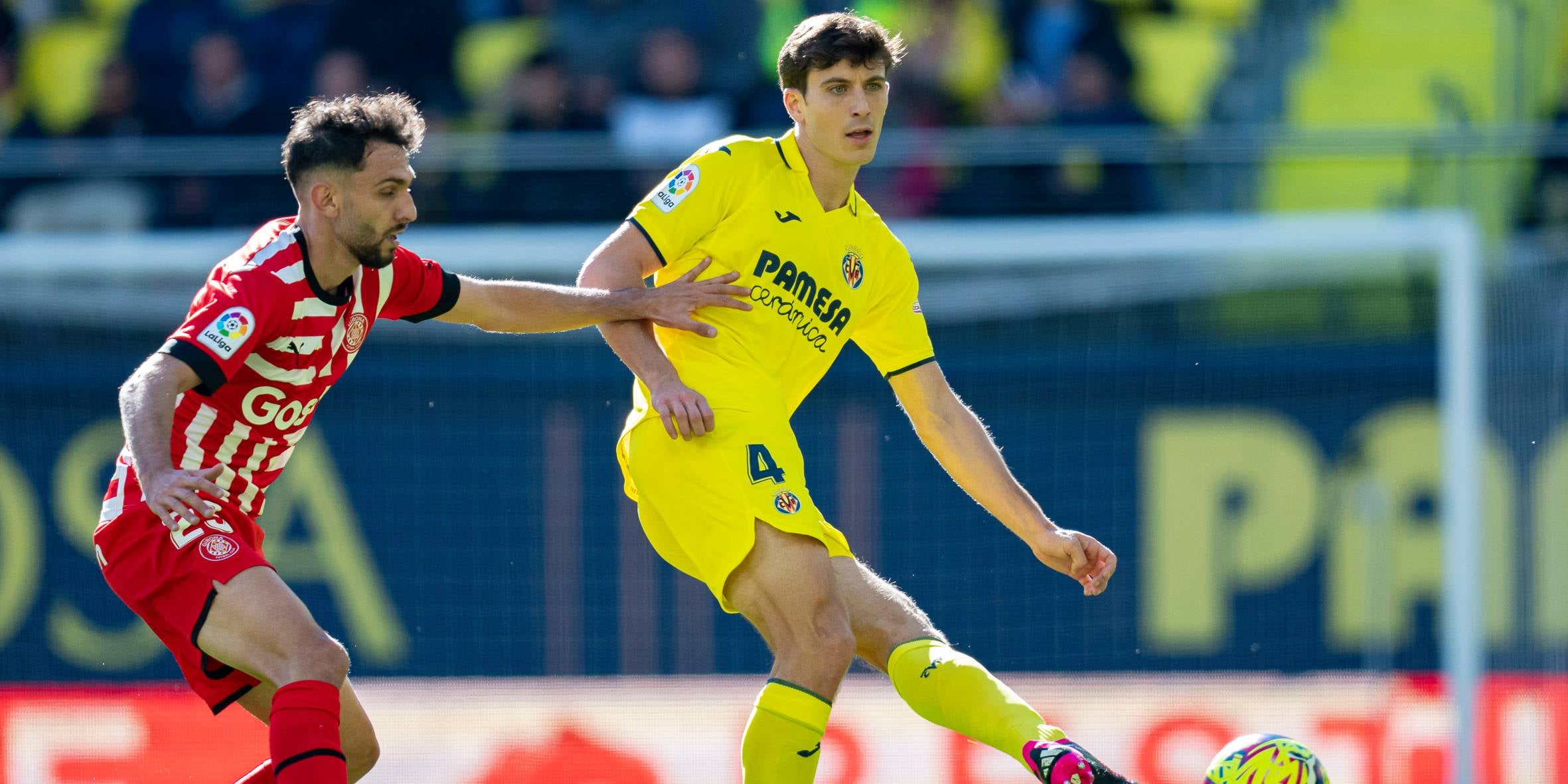 Iván Martín i Pau Torres, durant el Vila-real-Girona | @VillarrealCF