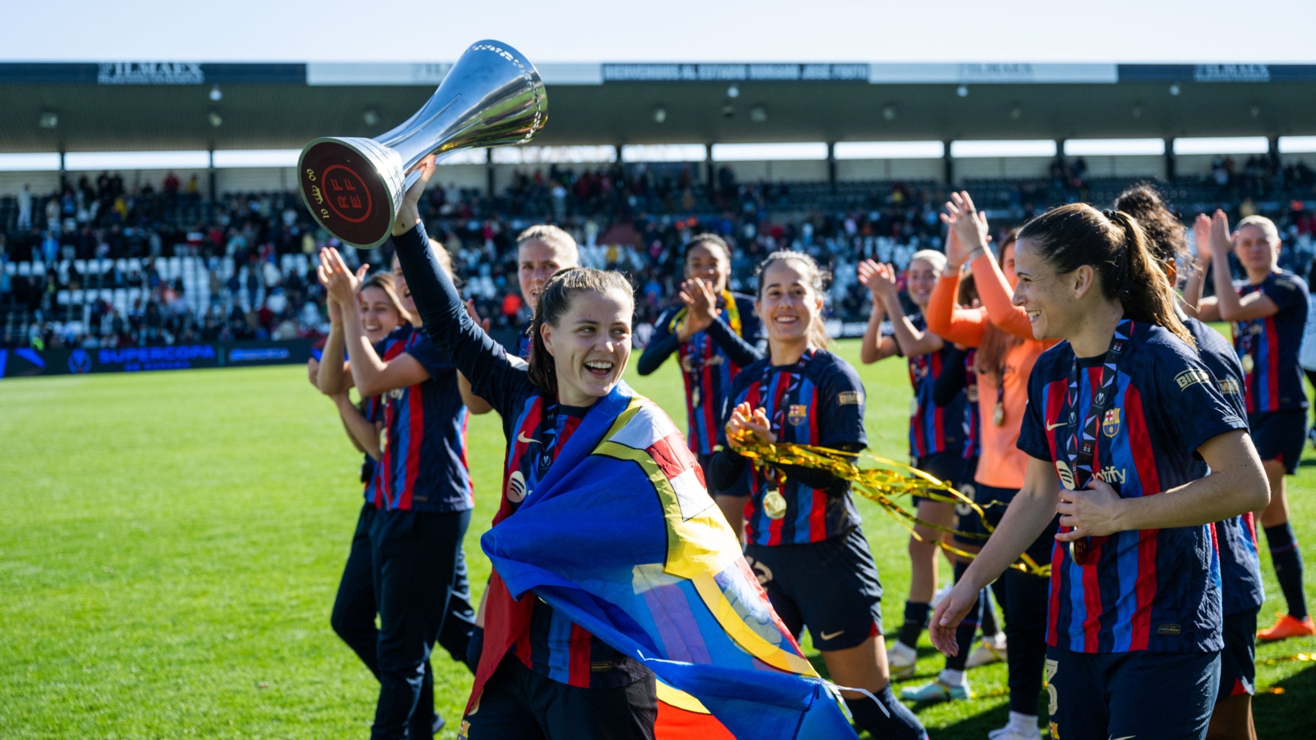 Les jugadores del Barça, amb les medalles de campiones | FC Barcelona