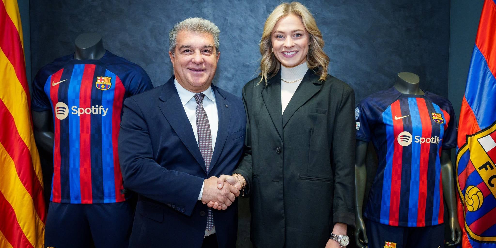 Joan Laporta i Fridolina Rolfö escenifiquen la renovació de la jugadora | FC Barcelona