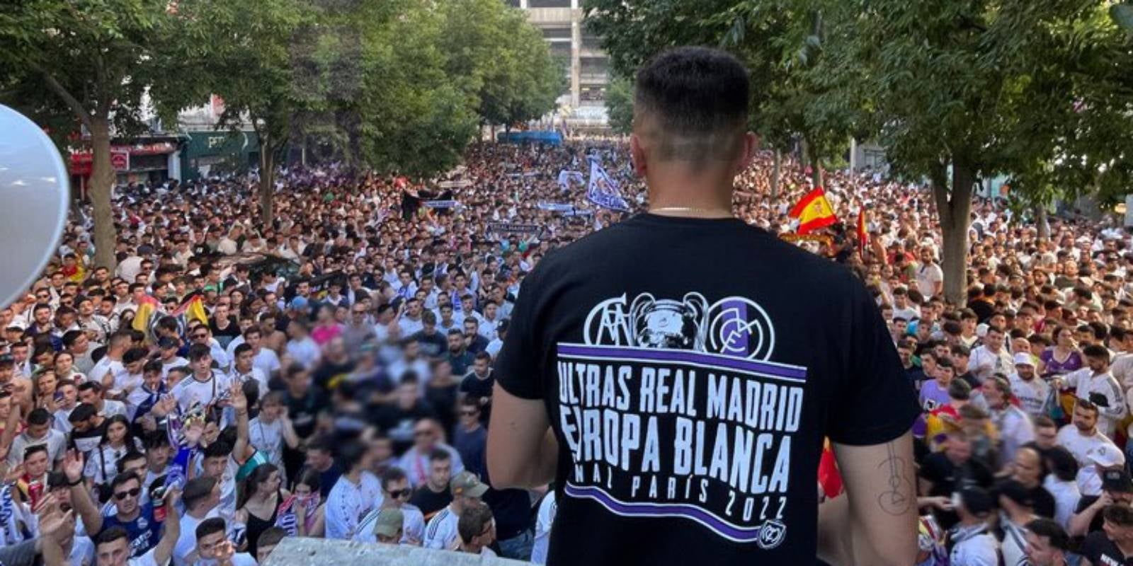 Membres dels Ultras Sur, en la rodalia del Santiago Bernabéu, estadi del Reial Madrid | @FondoSur_1980