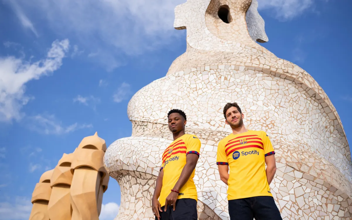 Ansu Fati i Sergi Roberto, a la Pedrera de Barcelona per la campanya de presentació de la samarreta de la senyera | FC Barcelona