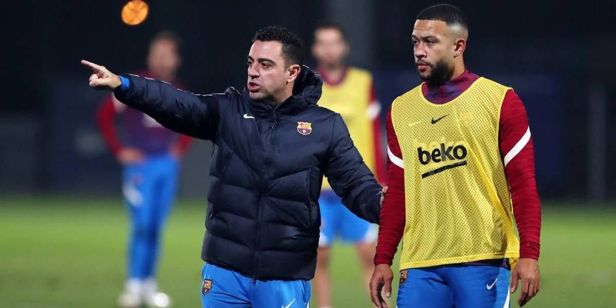 Xavi Hernández i Memphis Depay, durant un entrenament | FC Barcelona