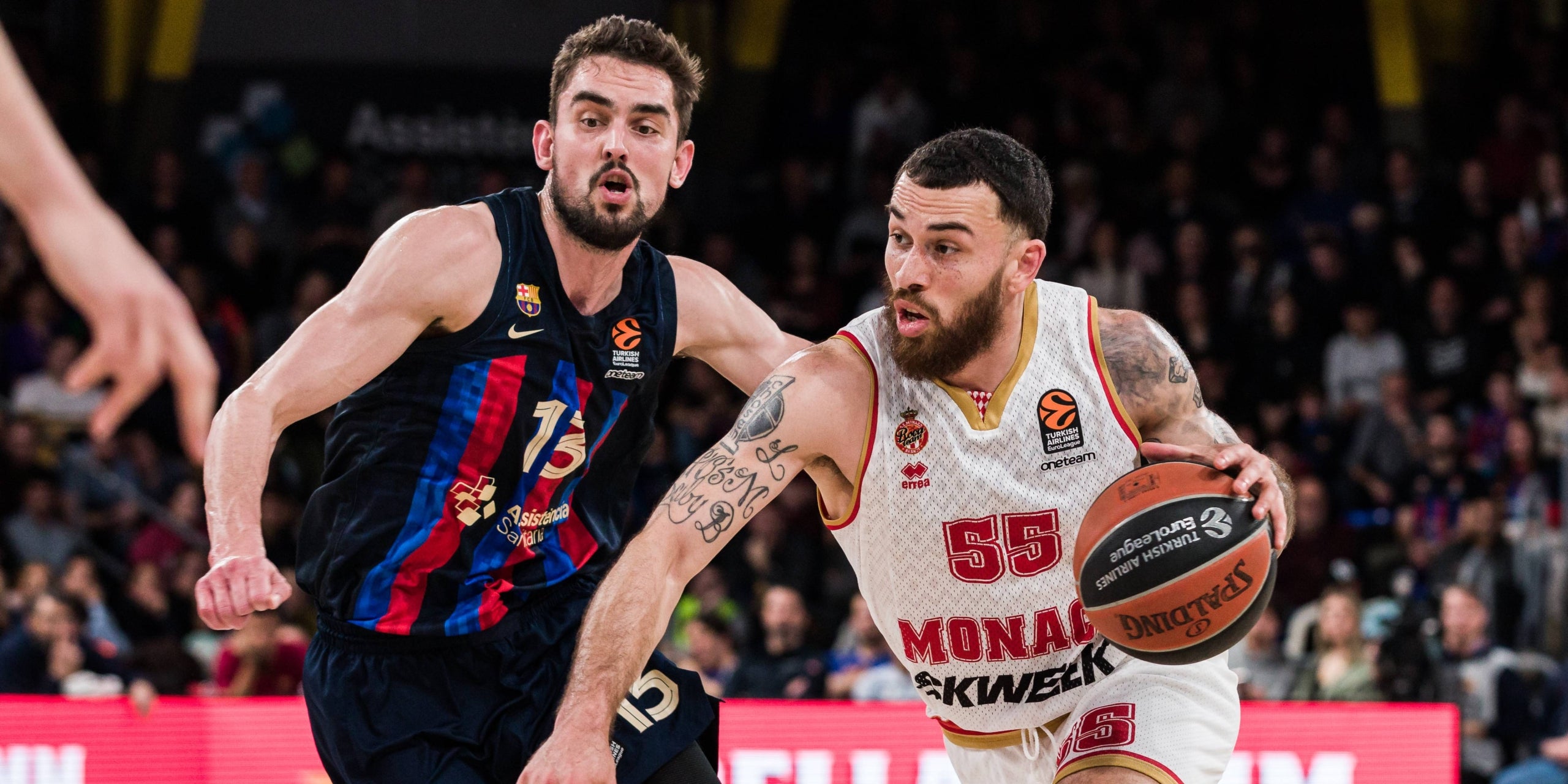 Thomas Satoransky i Mike James, durant el Barça-Mònaco | Europa Press