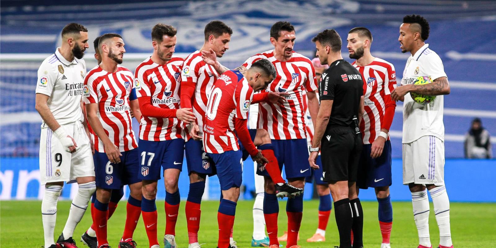 Jugadors de l'Atlètic de Madrid, protestant l'expulsió d'Ángel Correa en el derbi contra el Reial Madrid a Gil Manzano | Europa Press