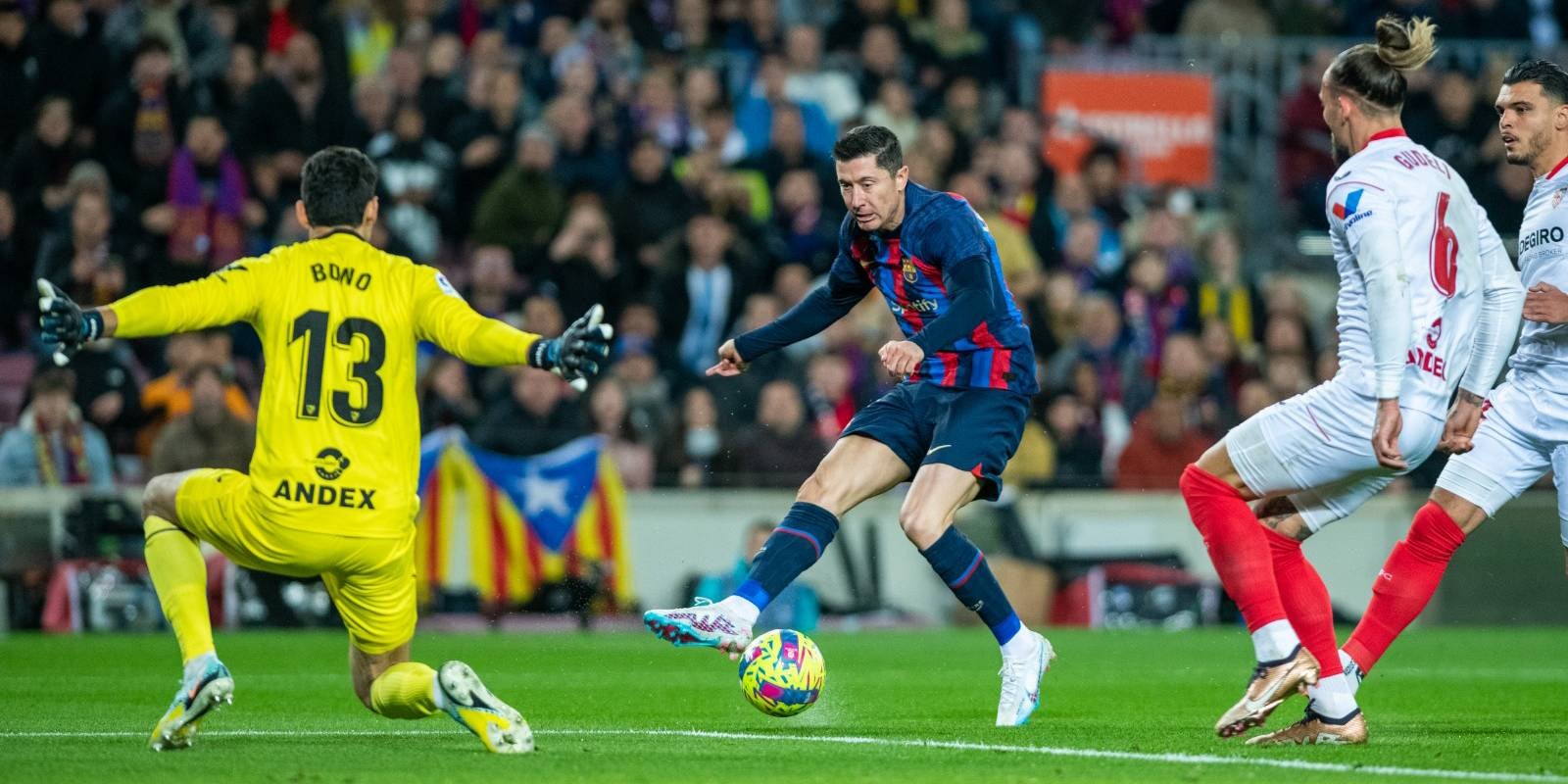Lewandowski, durant el partit contra el Sevilla al Camp Nou de la temporada 2022-2023 | FC Barcelona