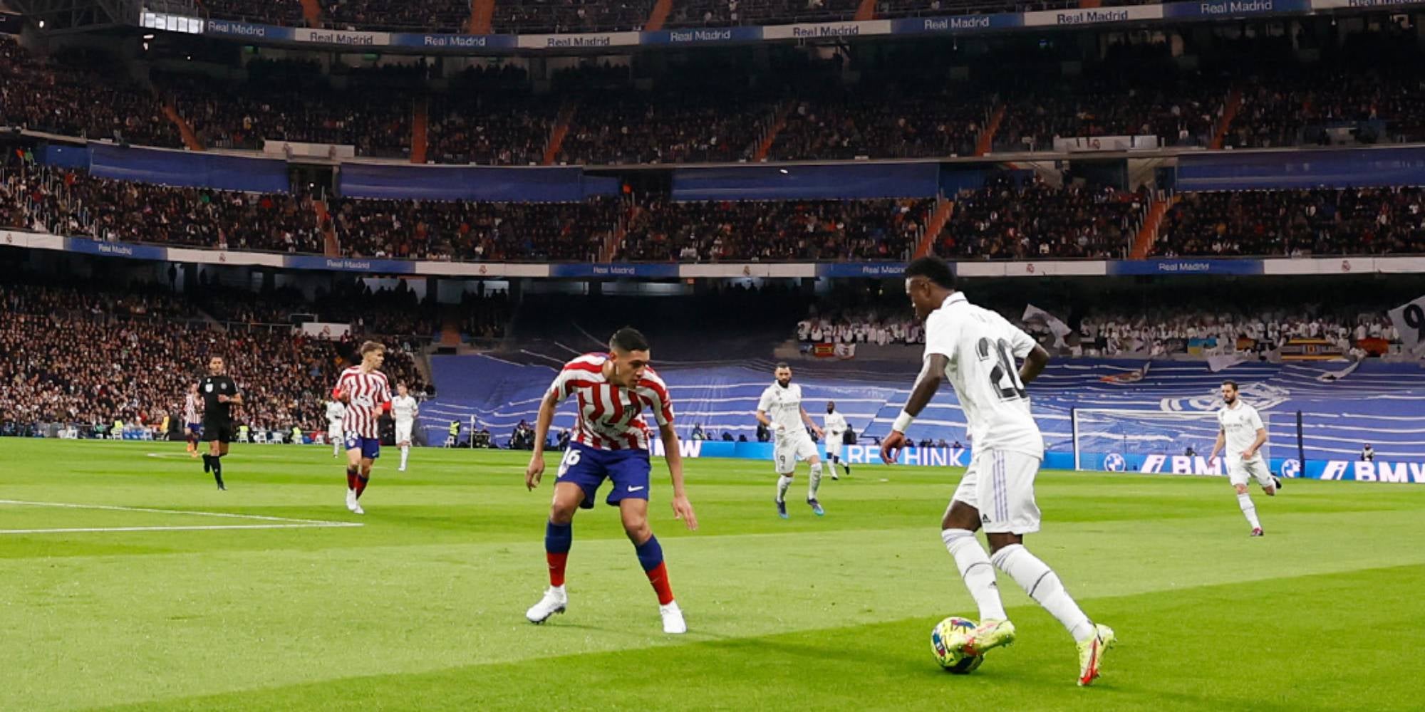 Vinícius Jr, encarant Nahuel Molina durant el derbi | @realmadrid