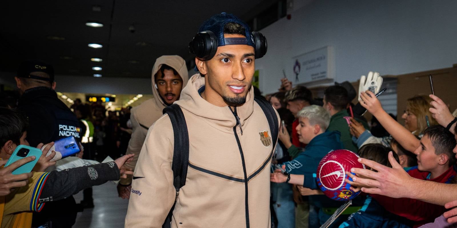 Raphinha Dias i Jules Koundé, a l'aeroport d'Almeria | FC Barcelona
