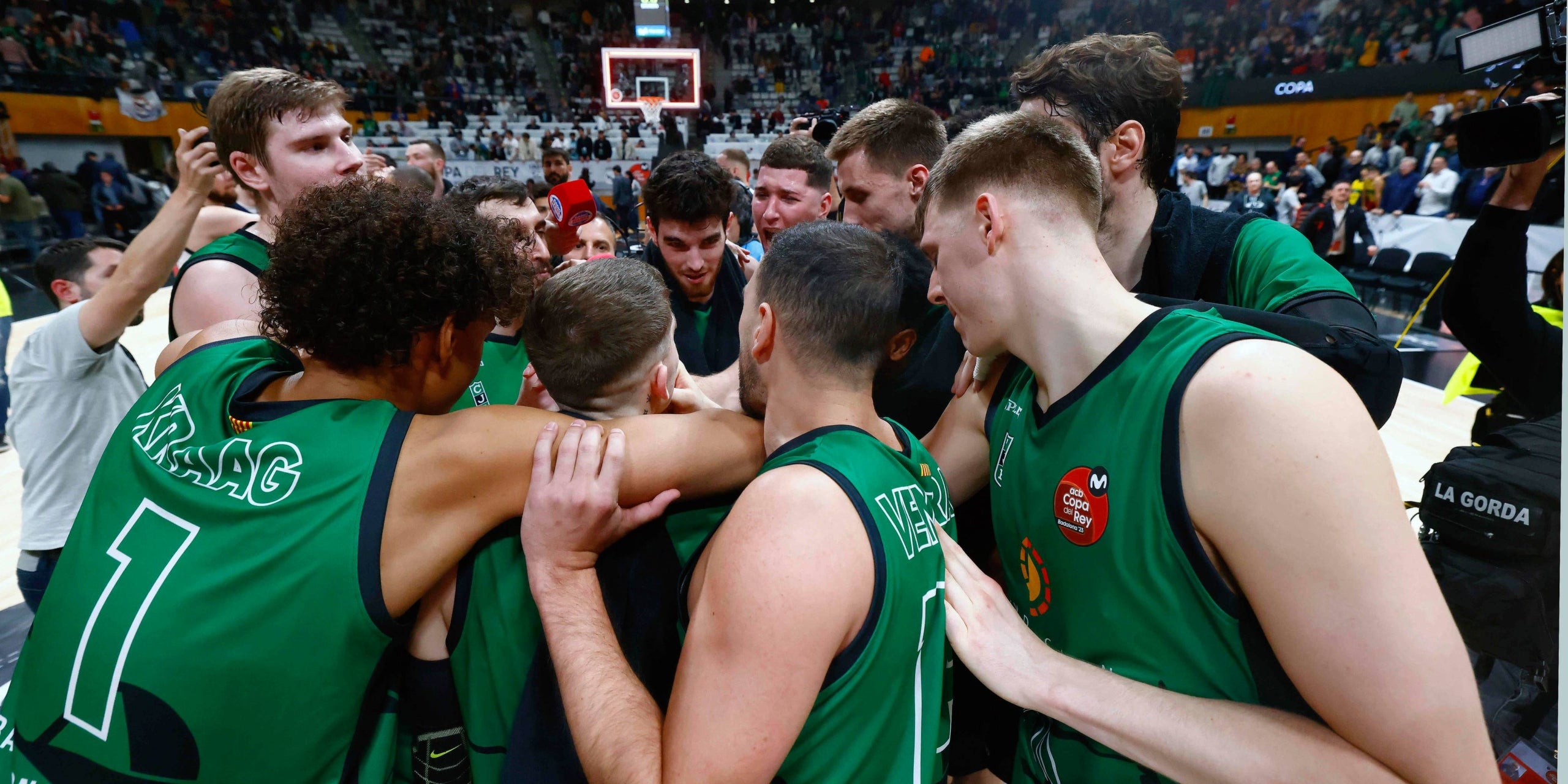 Els jugadors de la Penya, celebrant el triomf | @penya1930