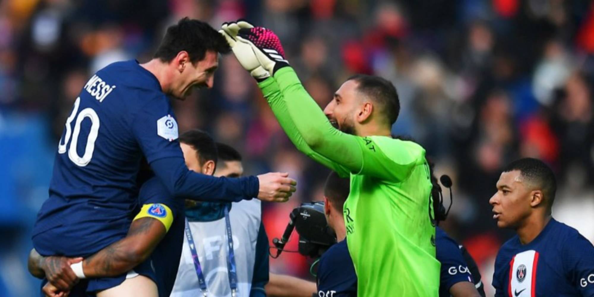 Messi, felicitat pels seus companys després del gol del triomf | @PSG_inside
