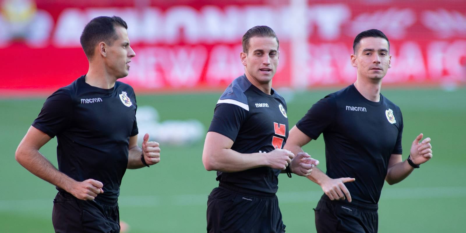 L'àrbitre Arberola Rojas i els seus assistents, escalfant abans d'un partit de LaLiga | Europa Press