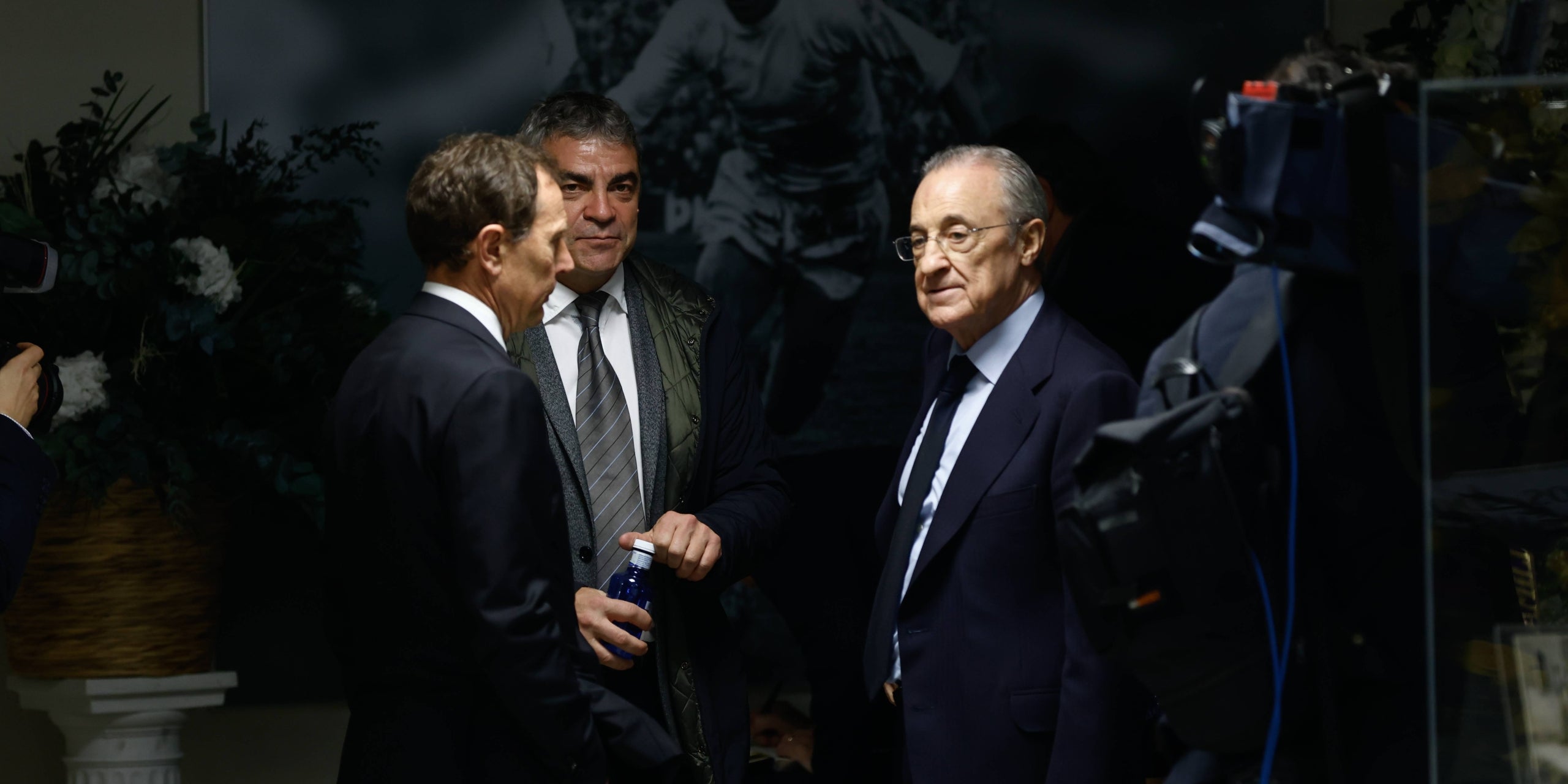 Florentino Pérez, Emilio Butragueño i Manolo Sanchis, durant el funeral d'Amancio | Europa Press
