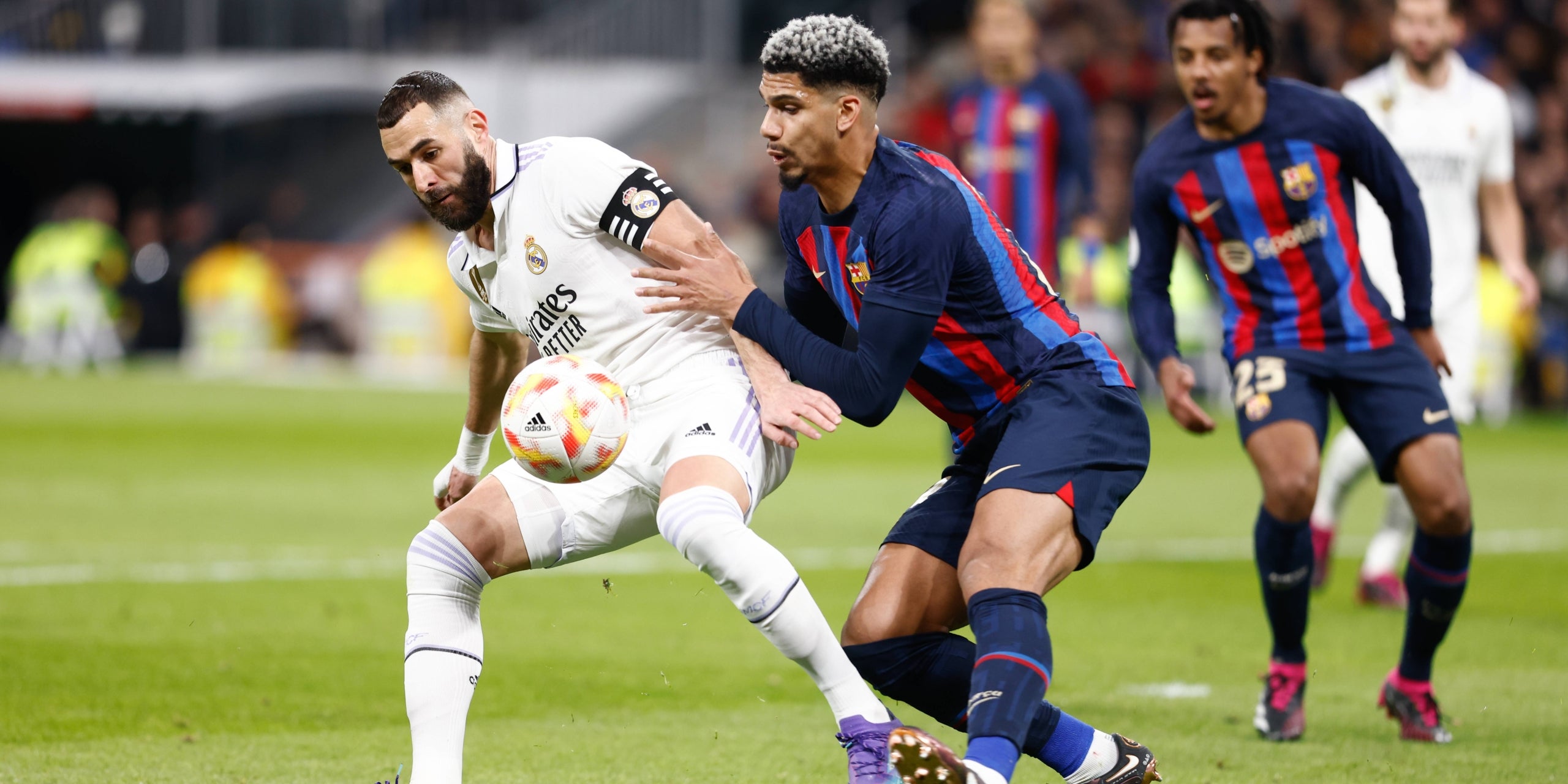Benzema i Araújo, durant el darrer Clàssic del Bernabéu | Europa Press
