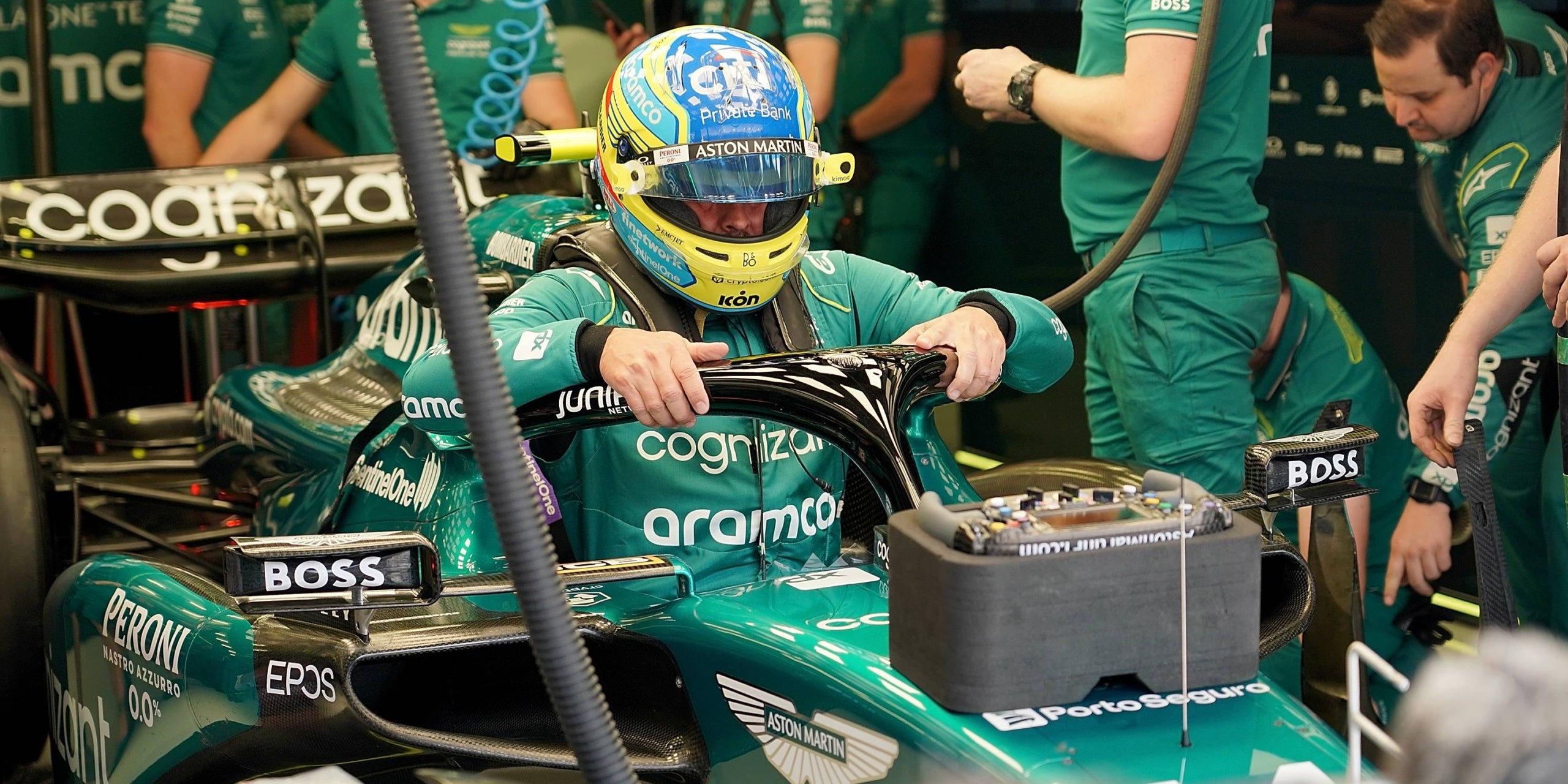 Fernando Alonso, entrando en su coche antes de la clasificación | Europa Press