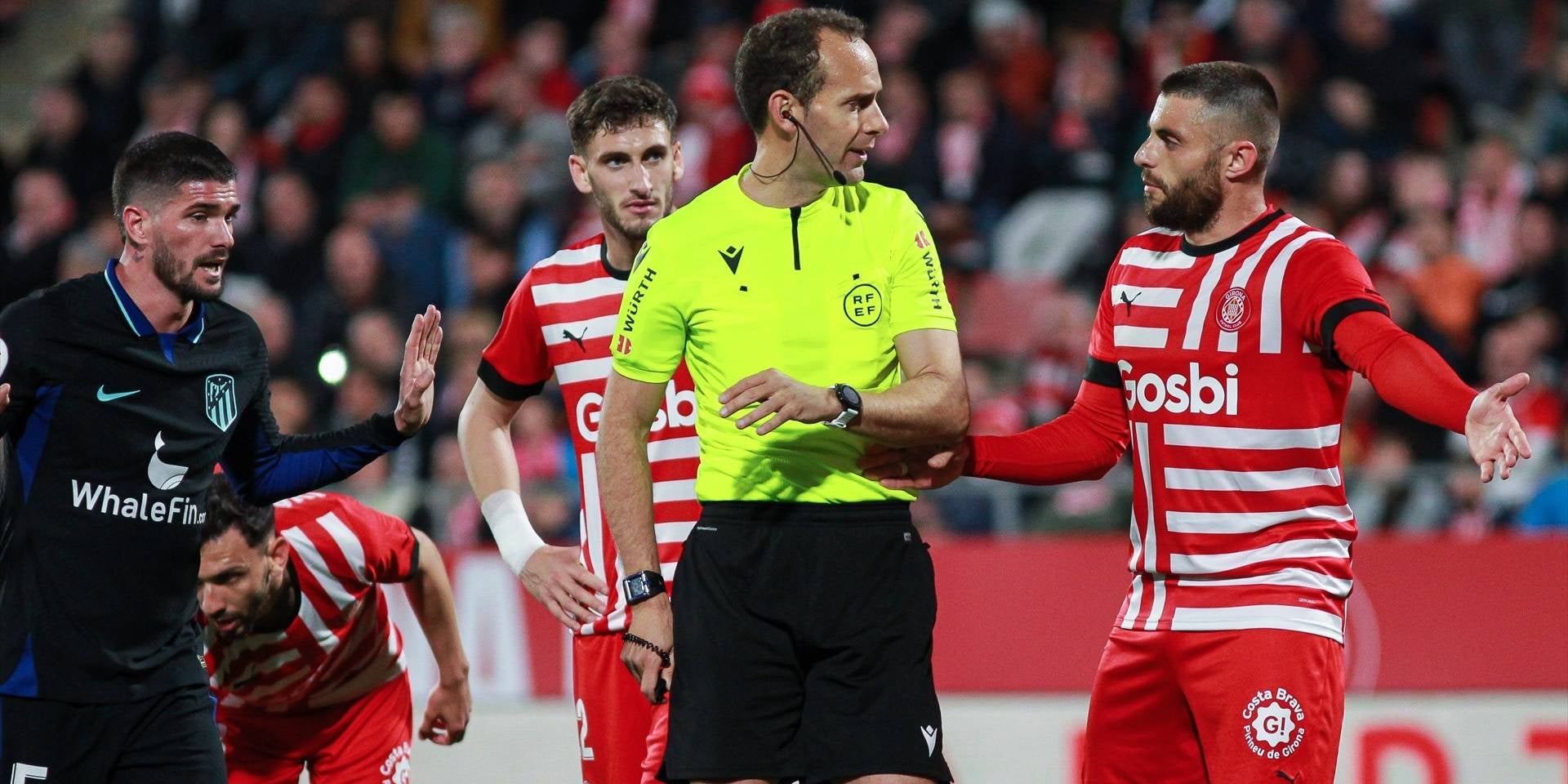 Els jugadors del Girona parlen amb l'àrbitre després del gol de l'Atlètic | Europa Press