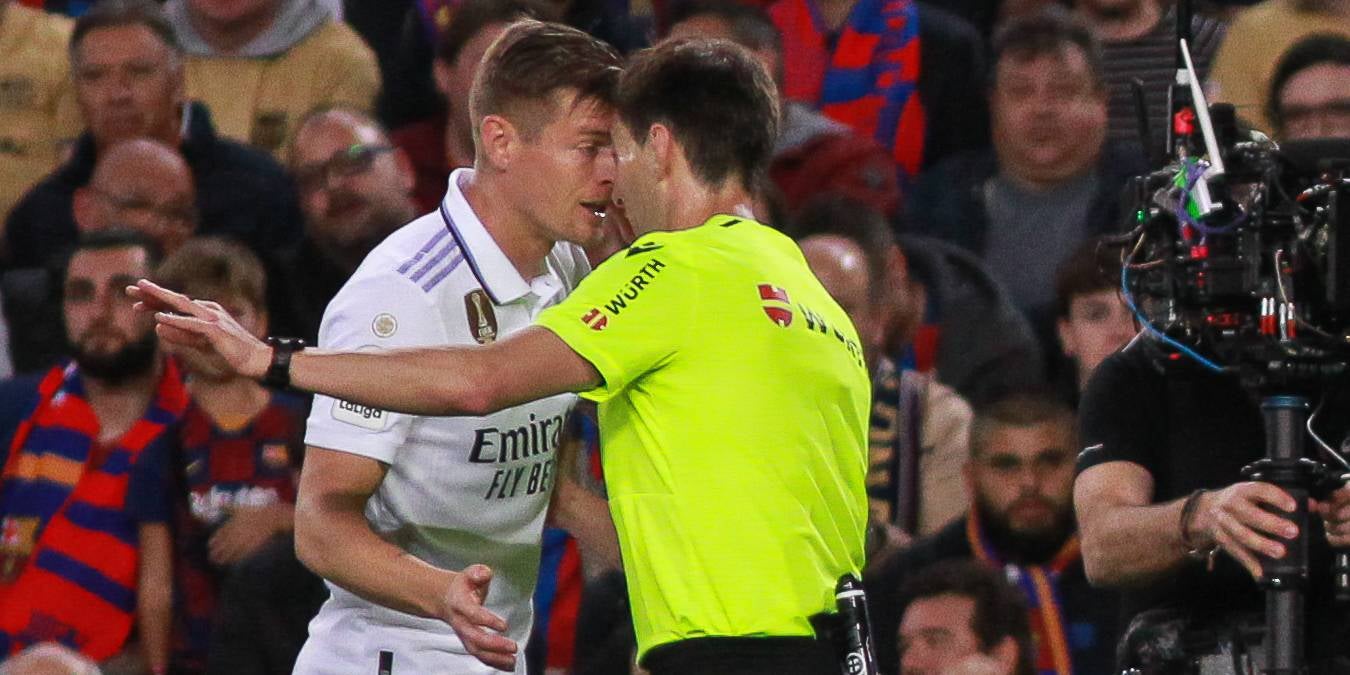 Toni Kroos s'encara a l'àrbitre del clàssic | Europa Press