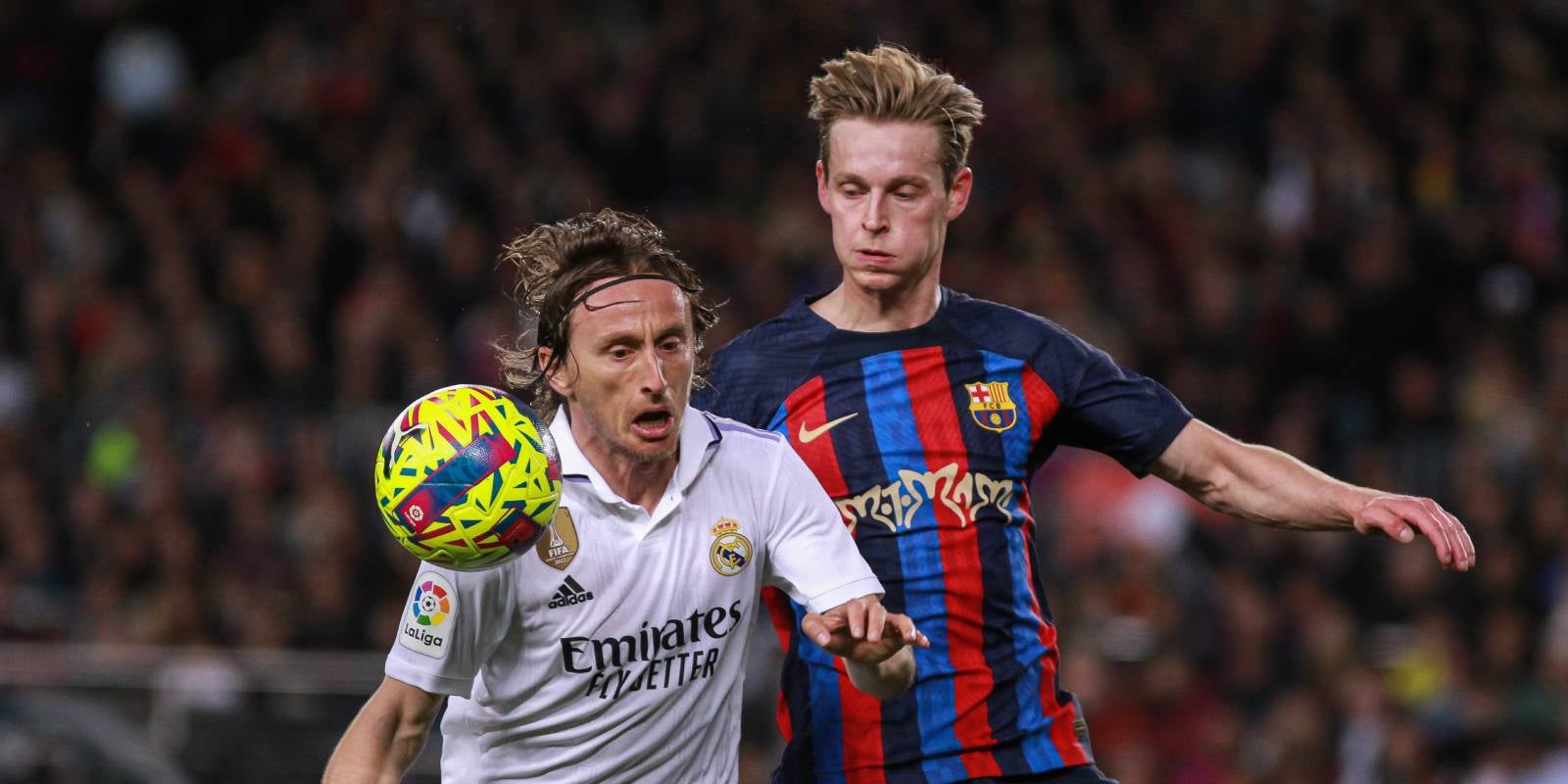 Frenkie de Jong lluita amb Luka Modric durant el clàssic | Europa Press