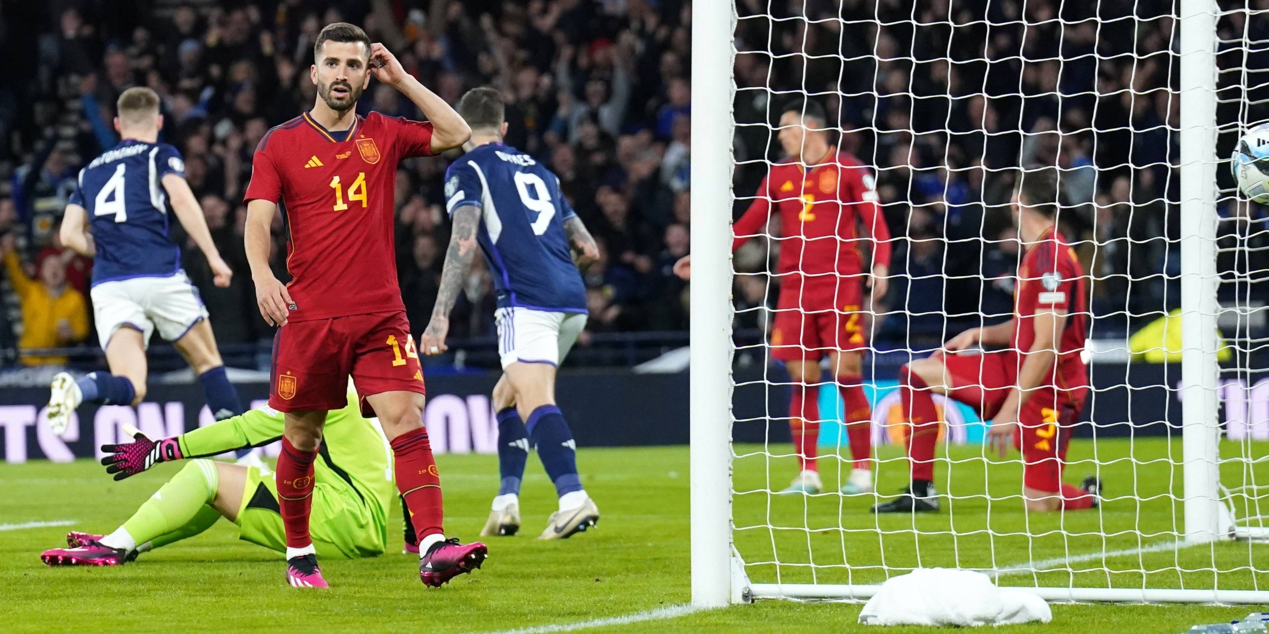 Los jugadores de la selección española lamentan un gol de Escocia | Europa Press