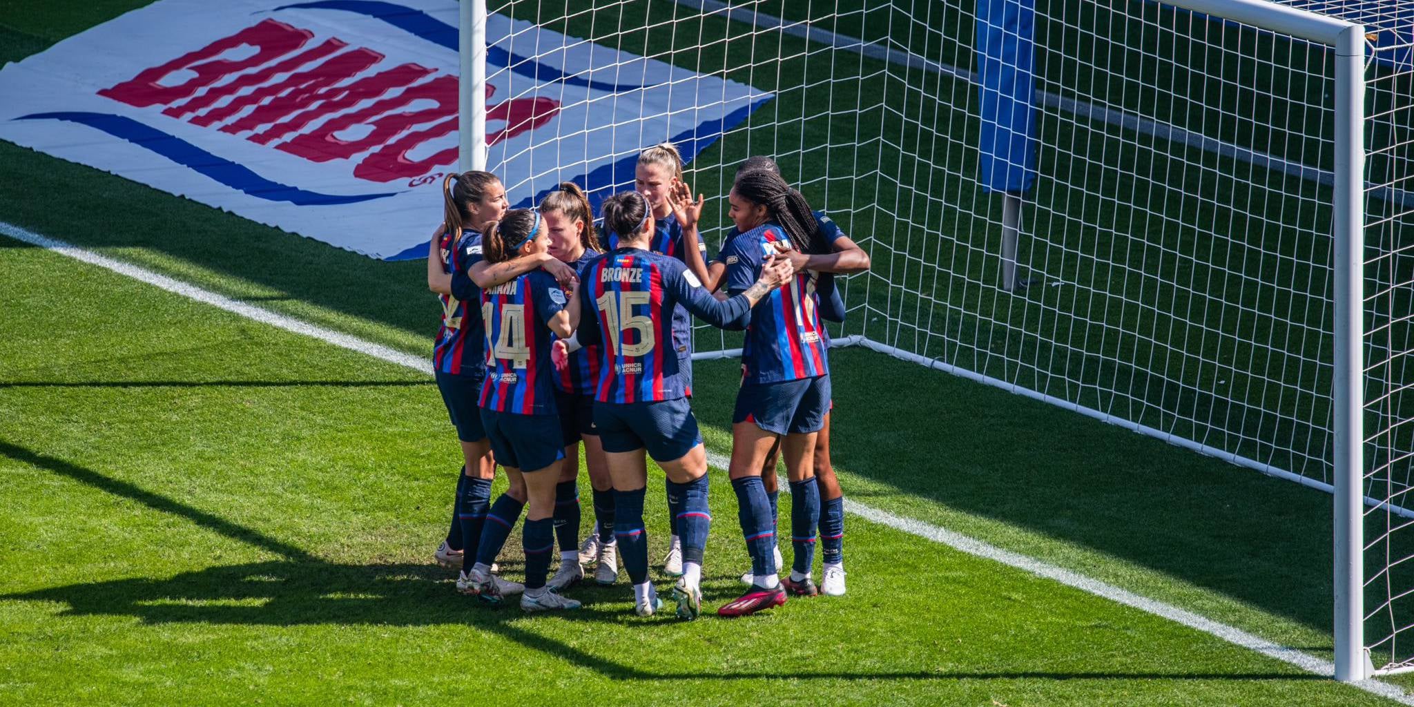 Les futbolistes del Barça celebren un dels gols del matx, fent una pinya | @fcbfemeni