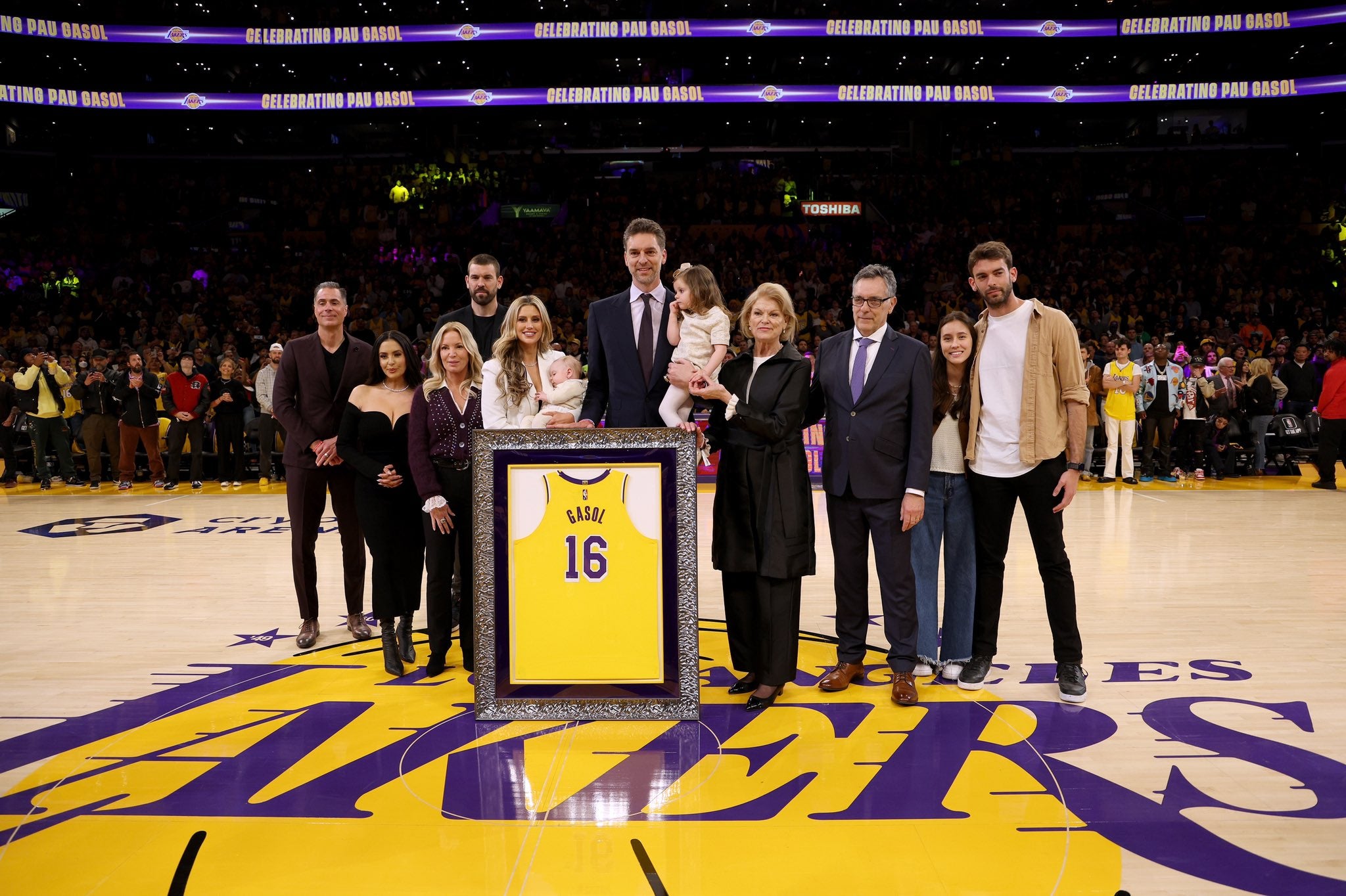 Pau Gasol, con su camiseta retirada en los Lakers | Los Angeles Lakers