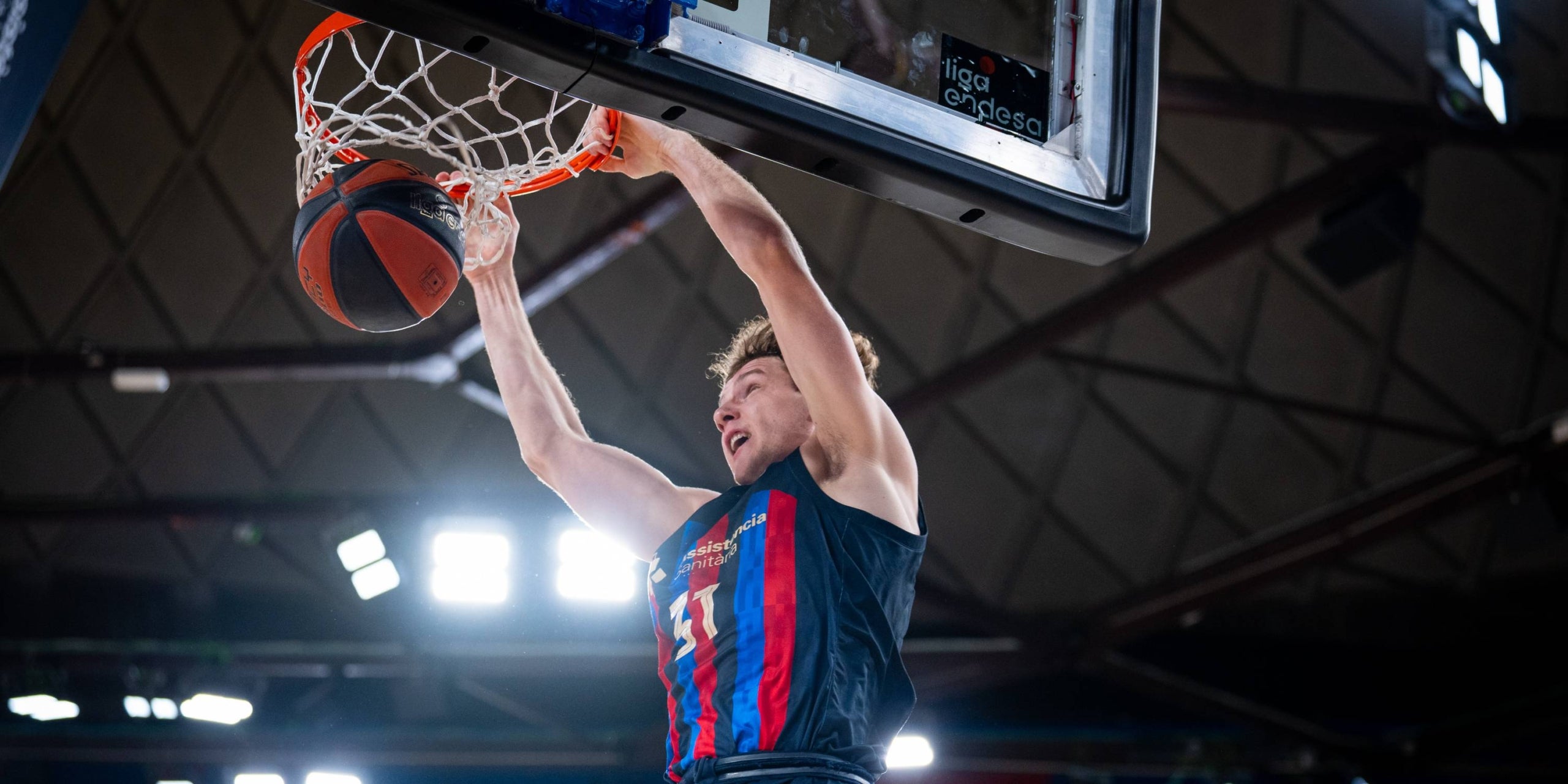 Rokas Jokubaitis, jugador del Barça, fent una esmaixada | @fcbbasket