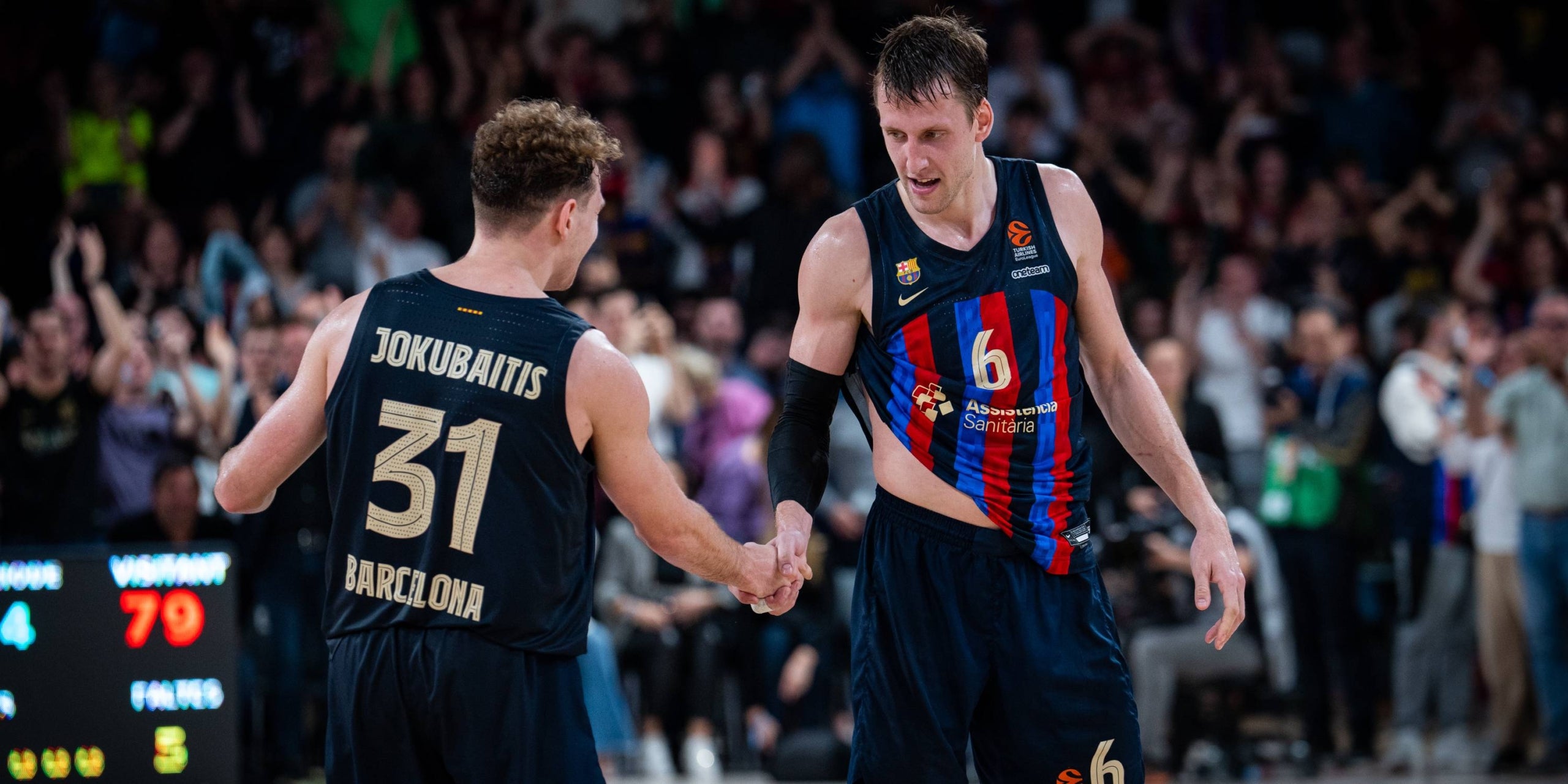 Jokubaitis y Vesely, dándose la mano | @fcbbasket