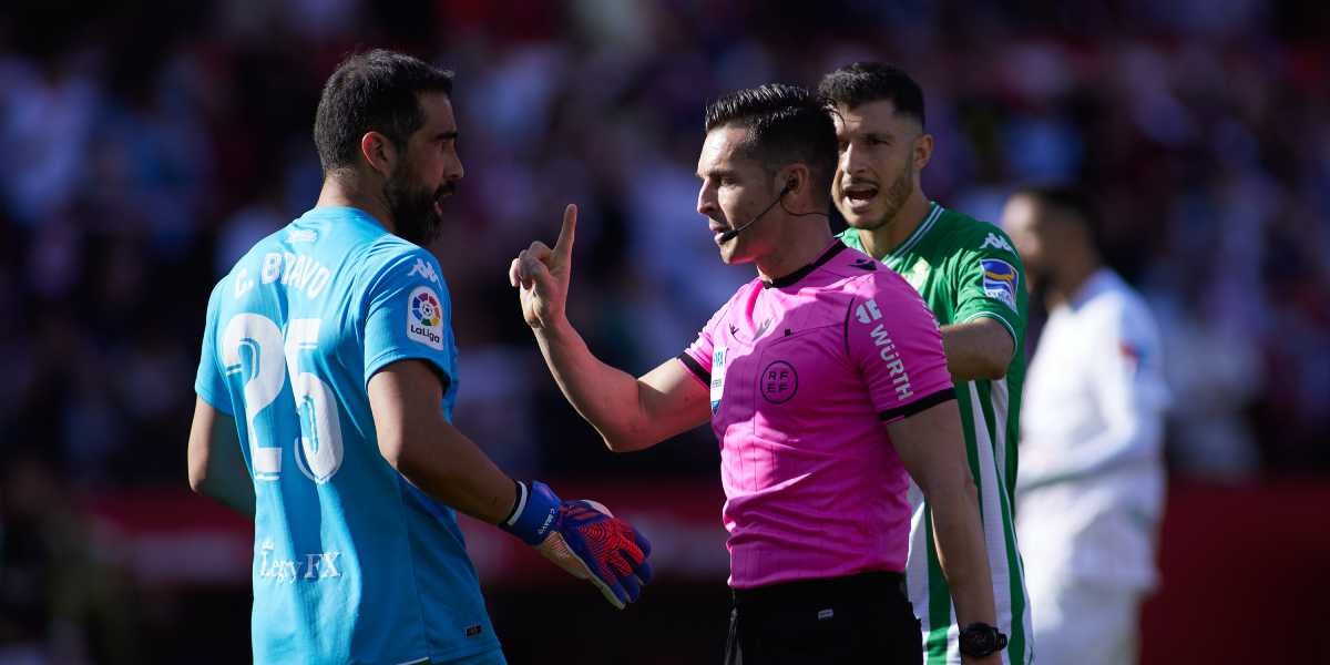 Carlos del Cerro Grande dirigint un partit del Reial Betis | Europa Press 
