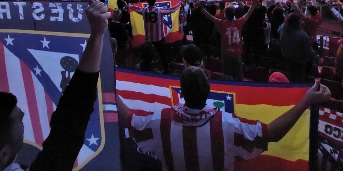 Seguidors de l'Atlètic de Madrid amb la bandera espanyola i l'escut del club | @FA82Oficial