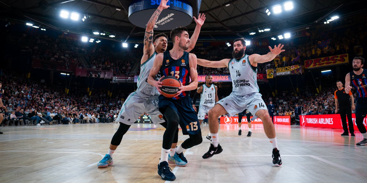 Tomas Satoransky contra dos jugadors del València | FC Barcelona