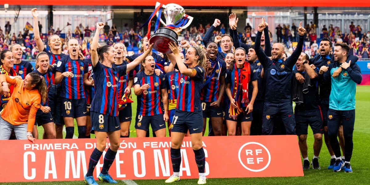 El Barça femenino alzando el título de Liga | FC Barcelona