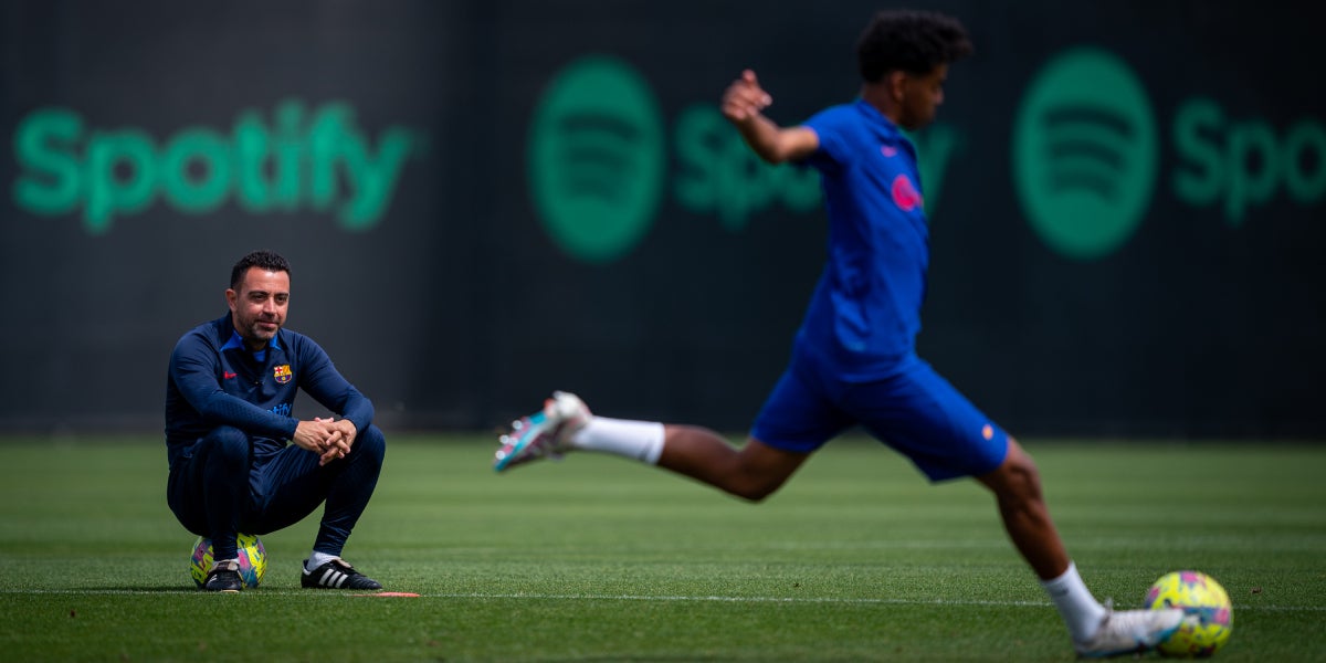 Xavi, observant Lamine Yamal | FC Barcelona