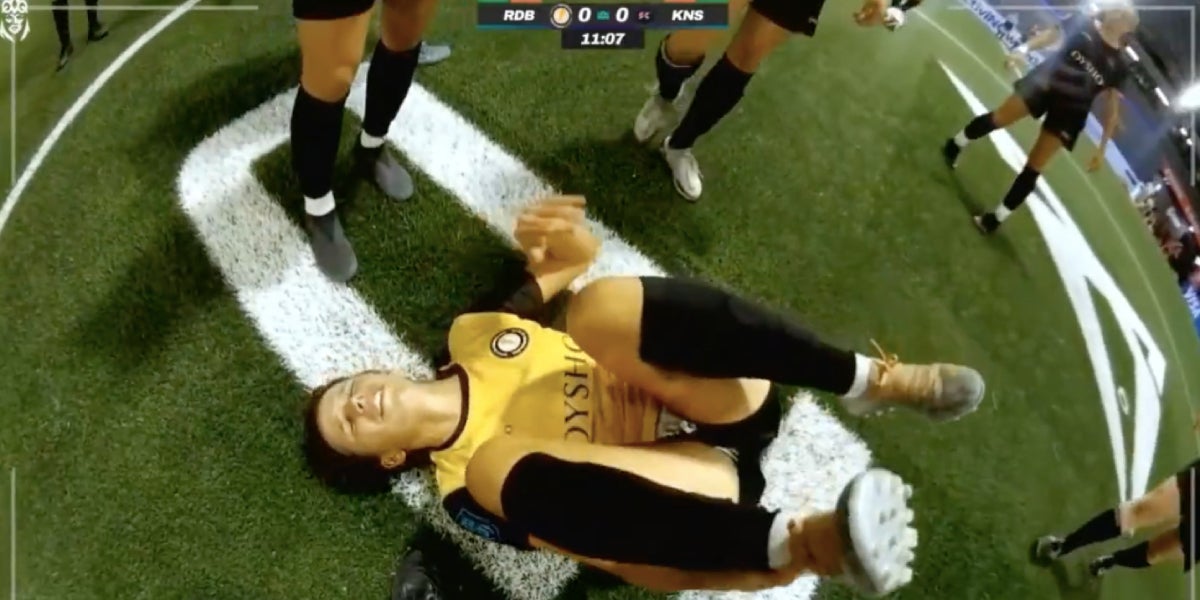 Una àrbitra de la Queens League reclama a una jugadora que no parli en català / Queens League