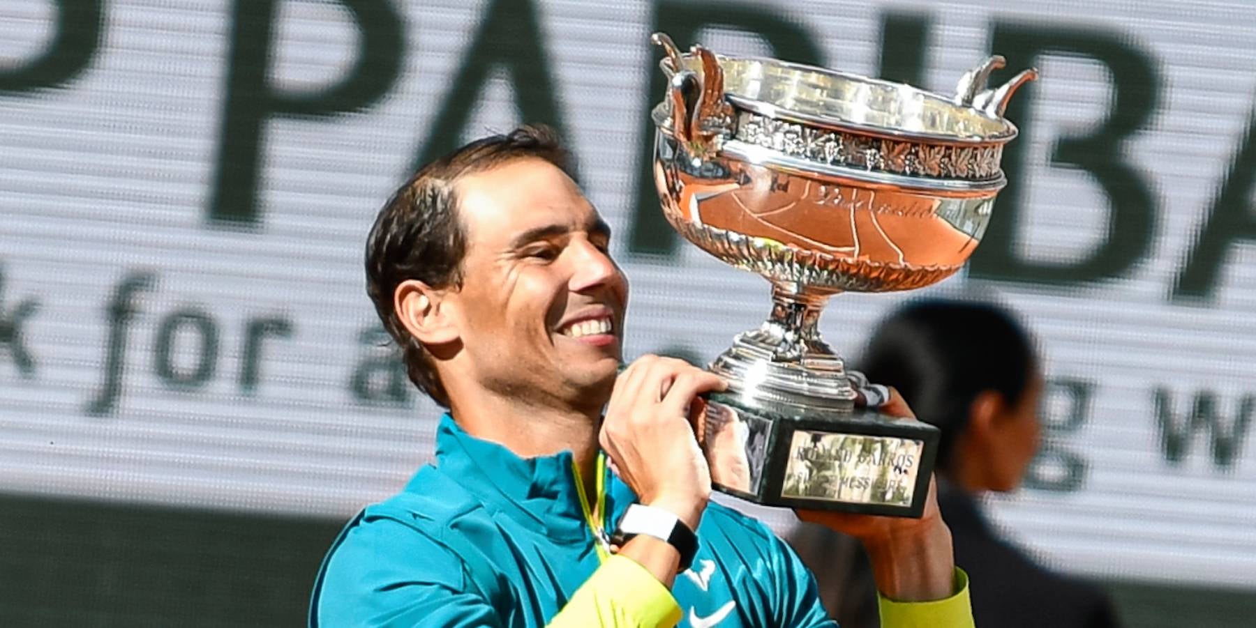 Rafa Nadal, alçant el trofeu de Roland Garros | Europa Press