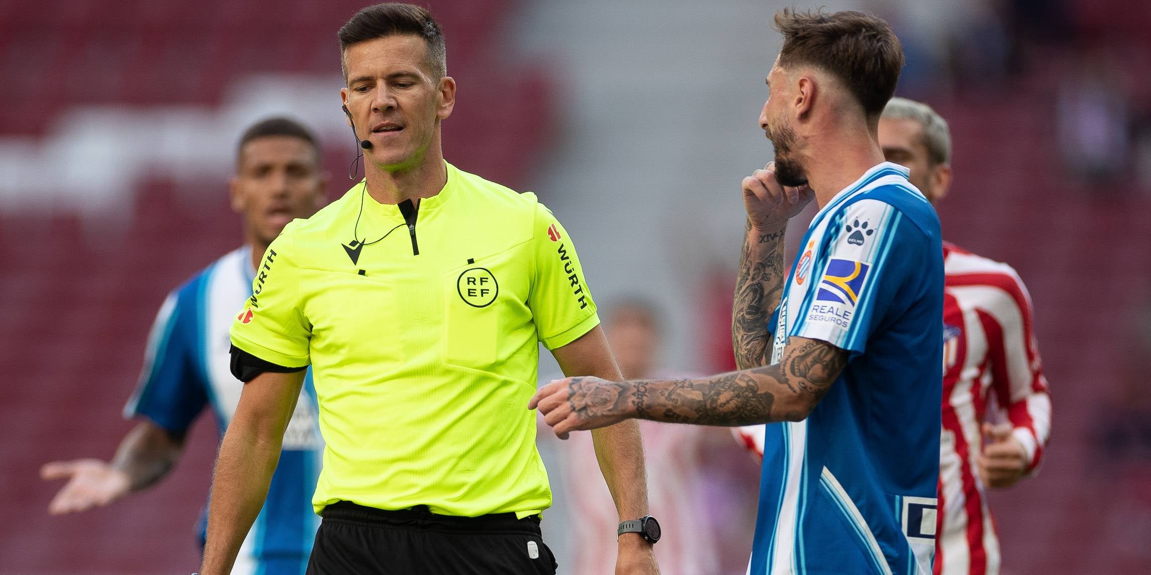 Jugadores del Espanyol se quejan al árbitro durante un partido contra el Atlético de Madrid | Europa Press