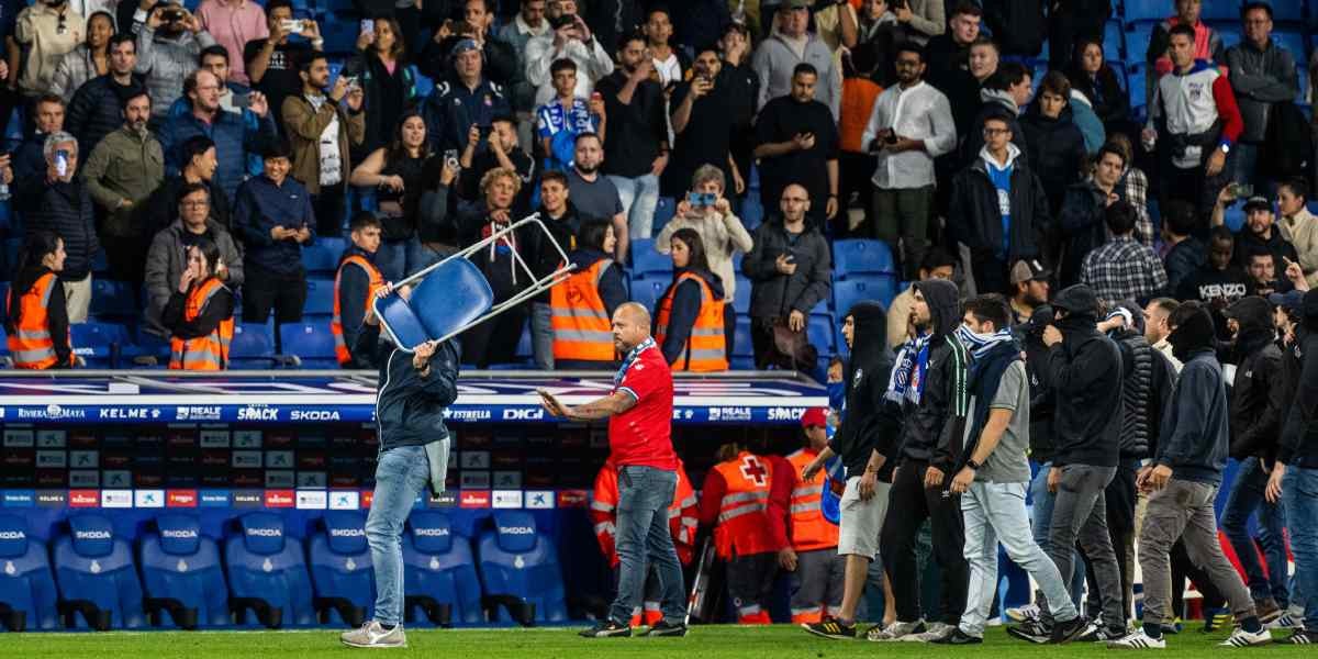 Un aficionat de l'Espanyol amb una cadira a les mans | Europa Press