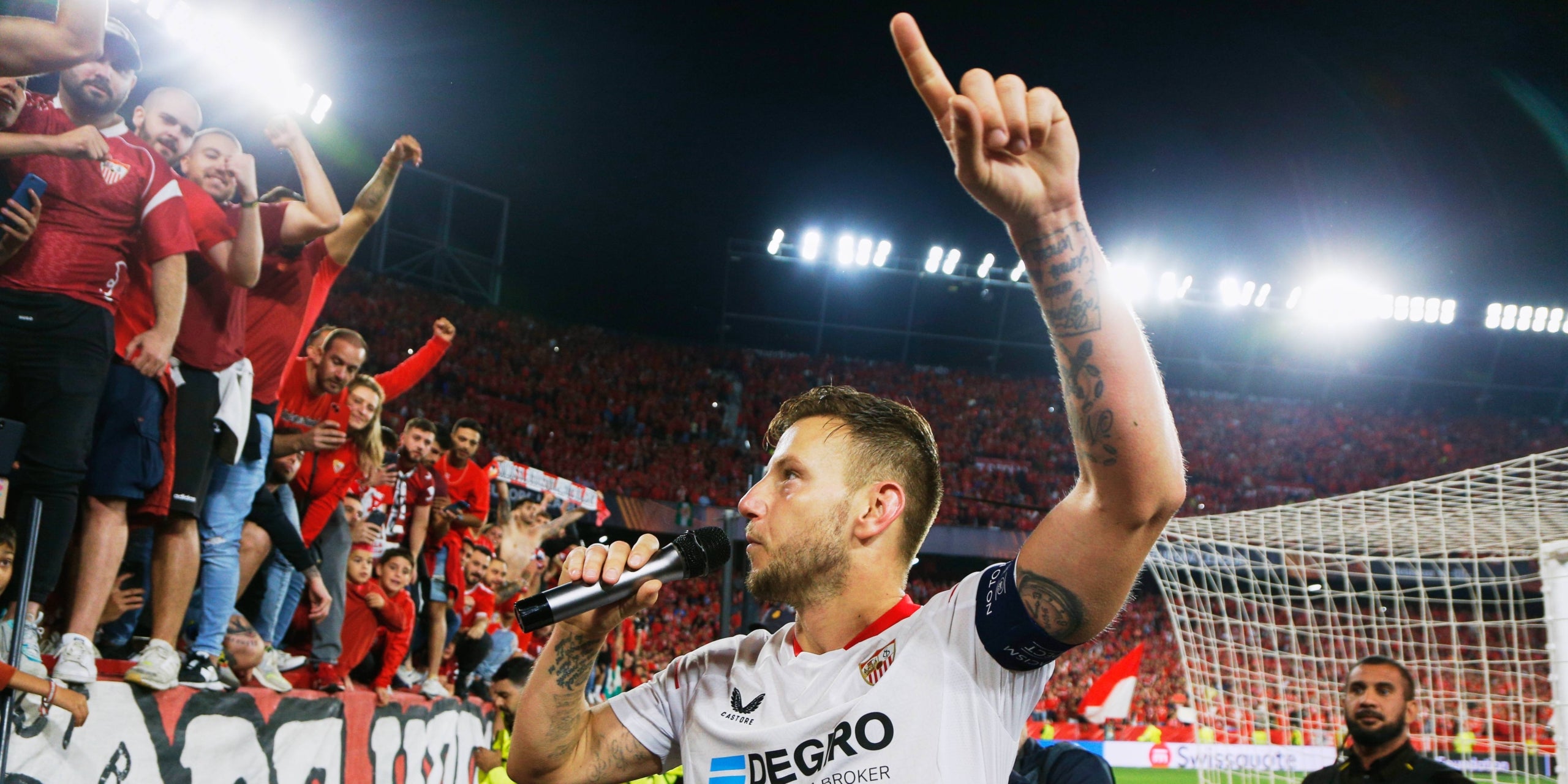 Ivan Rakitic celebra la clasificación para la final de la Europa League con su afición | Europa Press