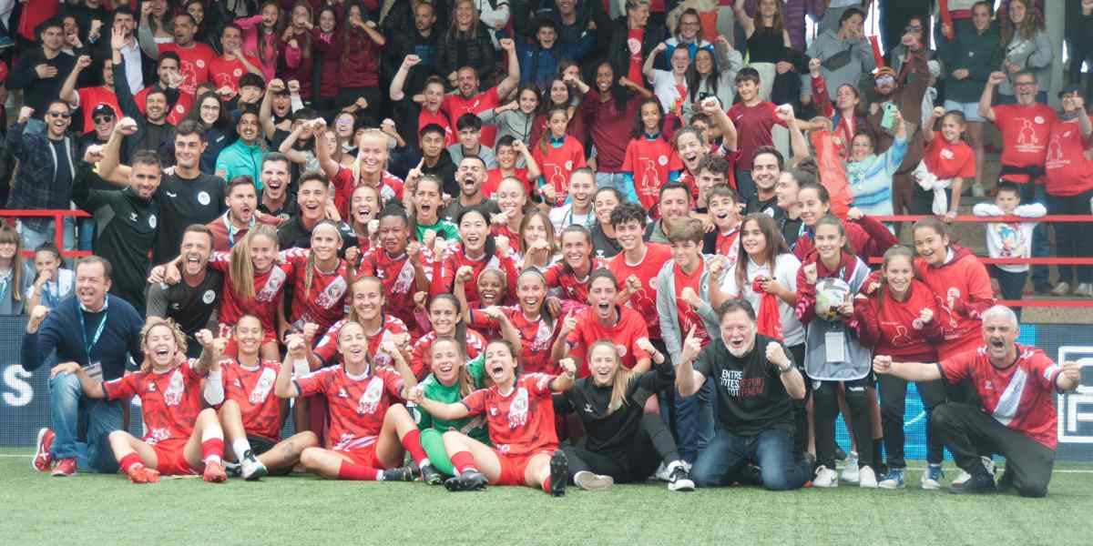 El Levante Las Planas celebra la permanencia con su afición | FC Levante Las Planas