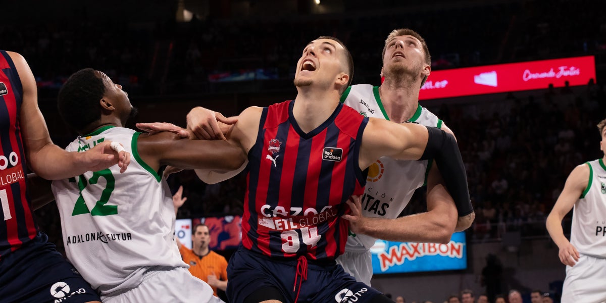 Jugadors de la Penya i Baskonia lluitant per la pilota | Joventut de Badalona