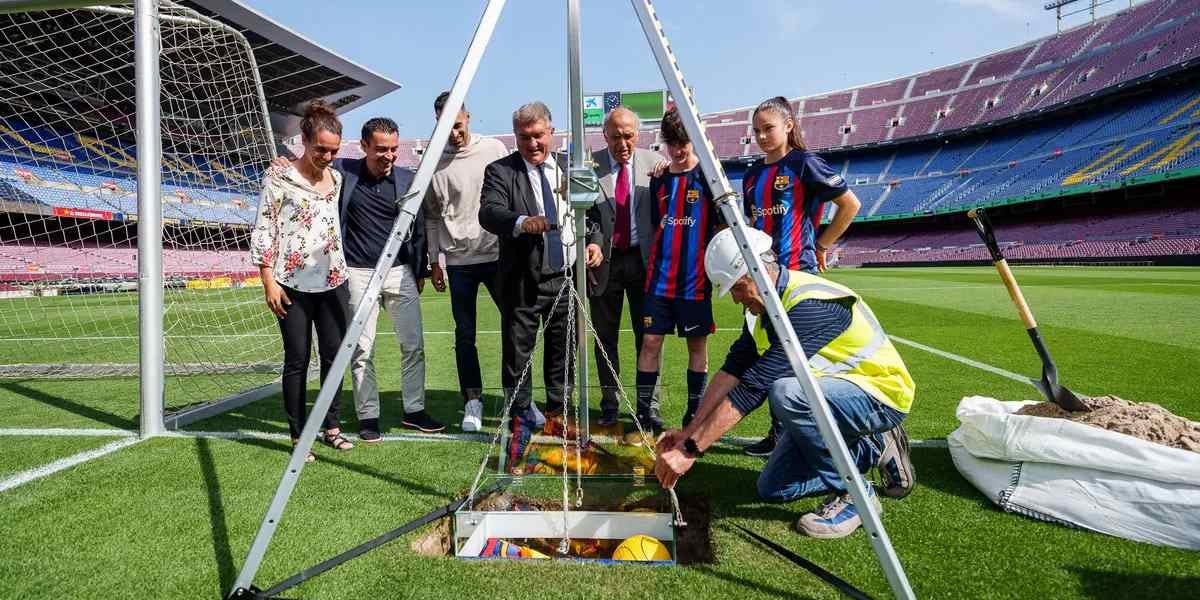 Moment del soterrament de la caixa de records sota la gespa de l'estadi | FC Barcelona