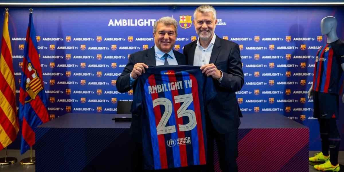 El president del Barça, Joan Laporta, i el CEO de TP Vision, Kostas Vouzas, en l'acord del tancament del nou patrocini per al Barça | FC Barcelona 