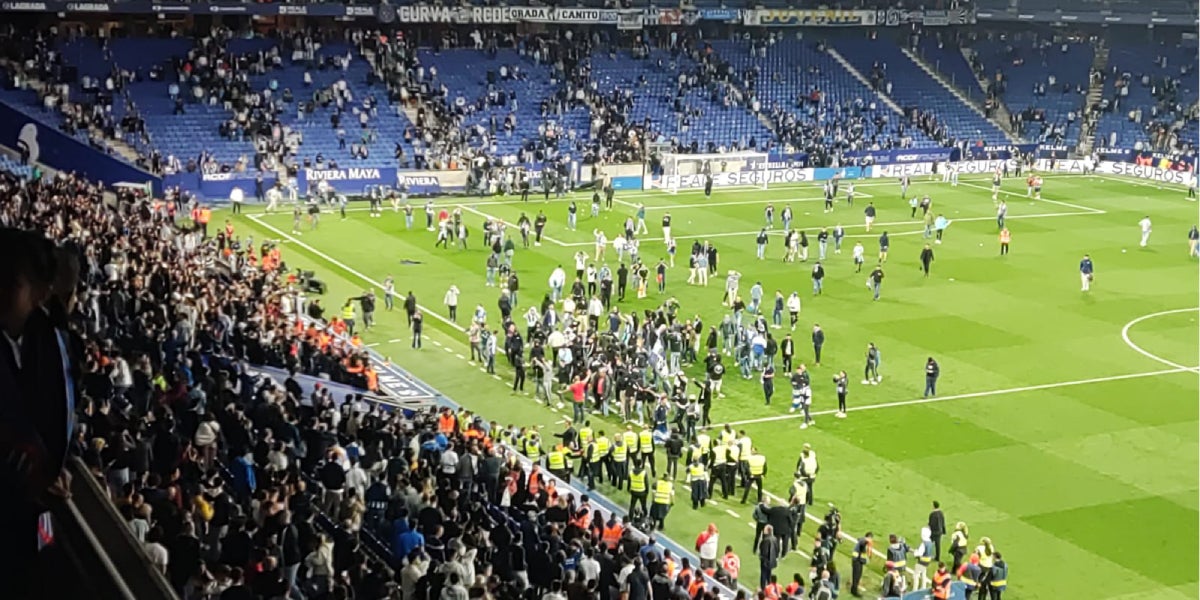 Aficionats de l'Espanyol a la gespa de l'RCD Stadium