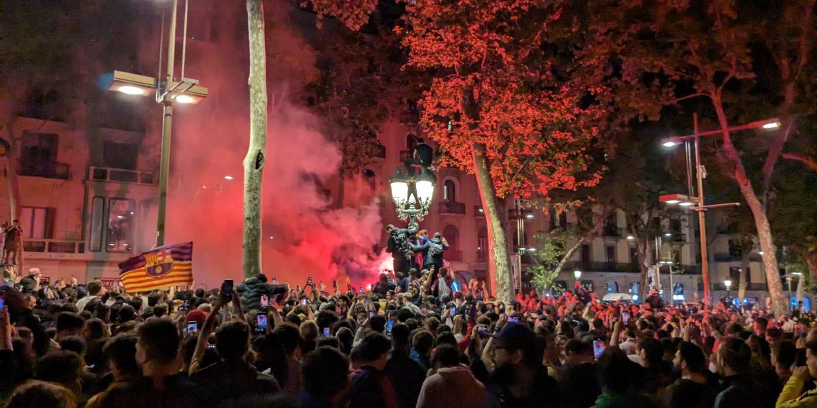 Aficionats del Barça celebren el títol de Lliga a Canaletes | Joan Pol Alcaraz